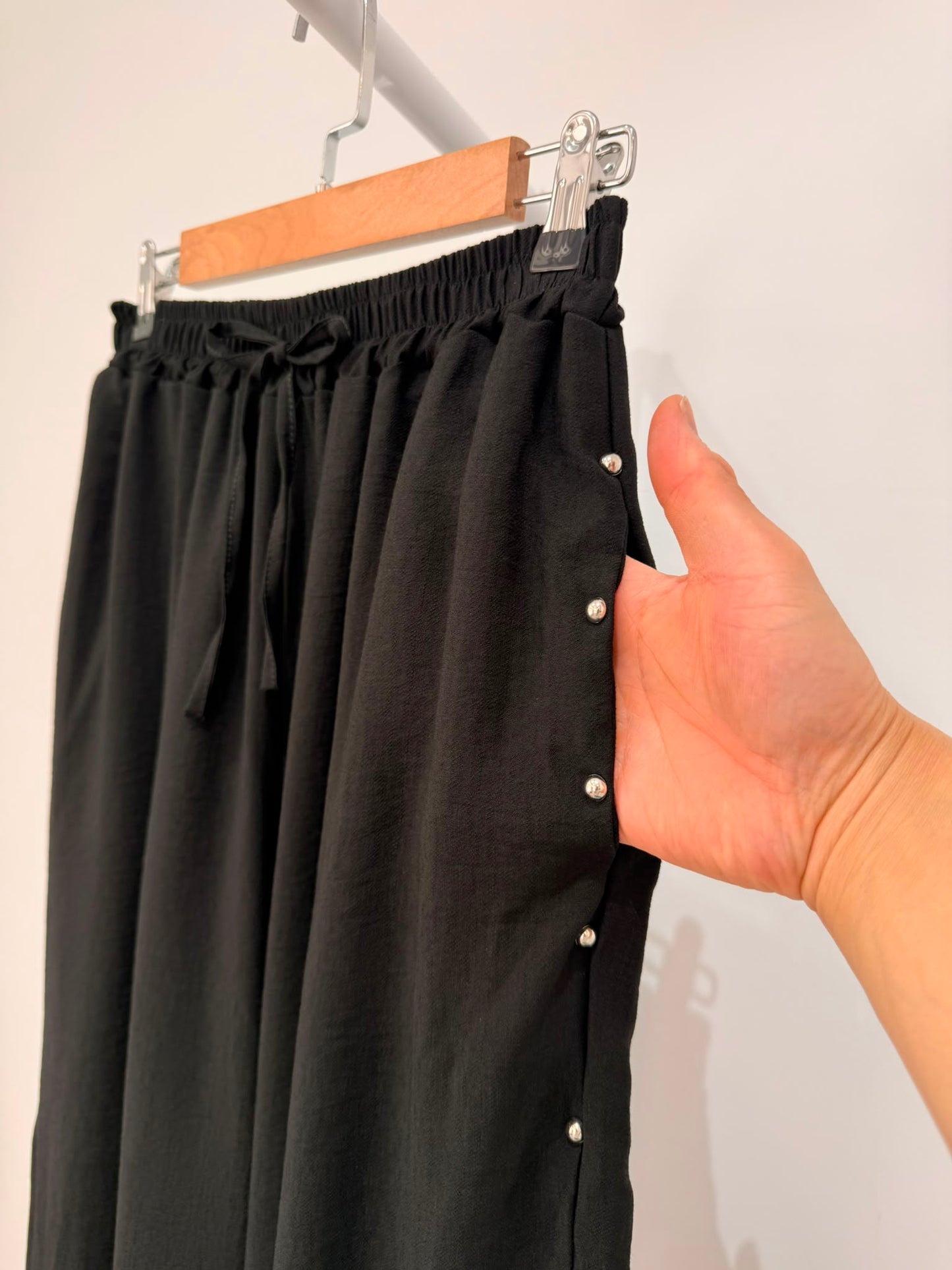 Pantalón bombacho con Tachuelas