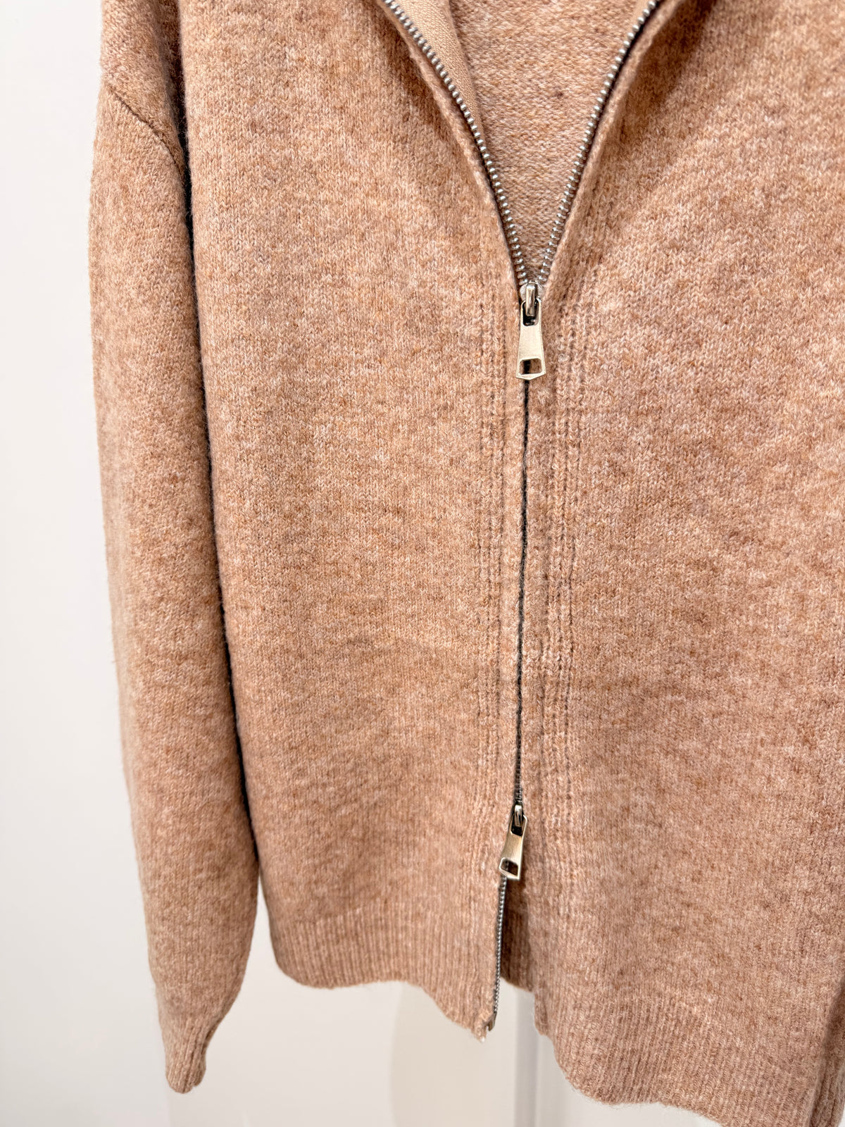 Chaqueta de punto con capucha y cremallera 022