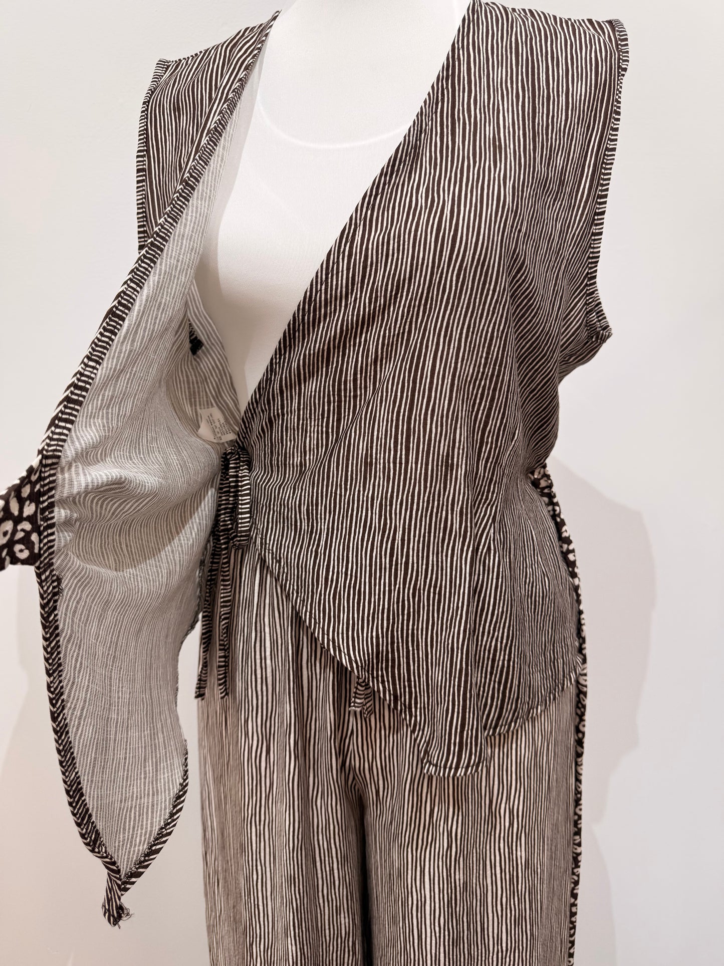 Conjunto de 2 piezas: Chaleco cruzado ajustable y Pantalón palazzo texturizado de rayas 125054