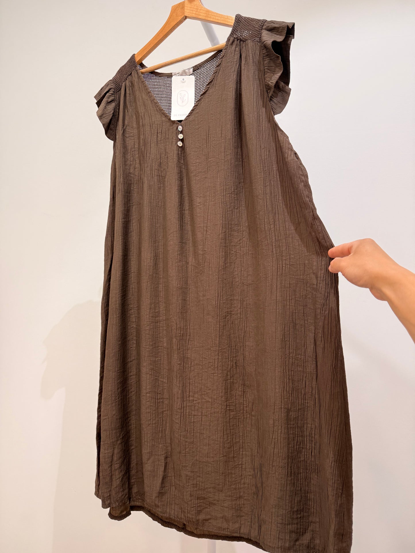 Vestido Midi con Escote en V y Detalle Calado en Espalda