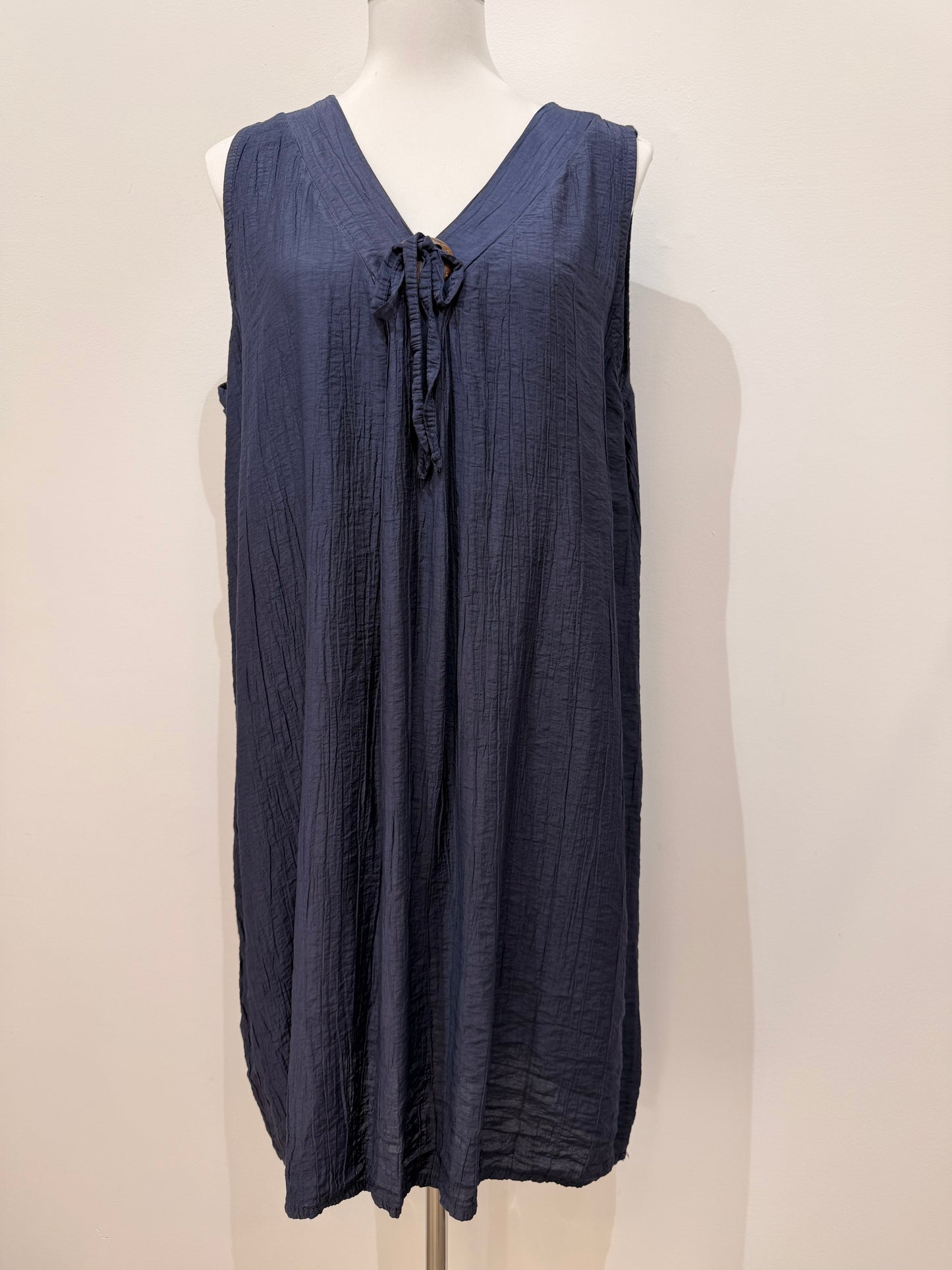 Vestido corto sin mangas con cuello en V 26366