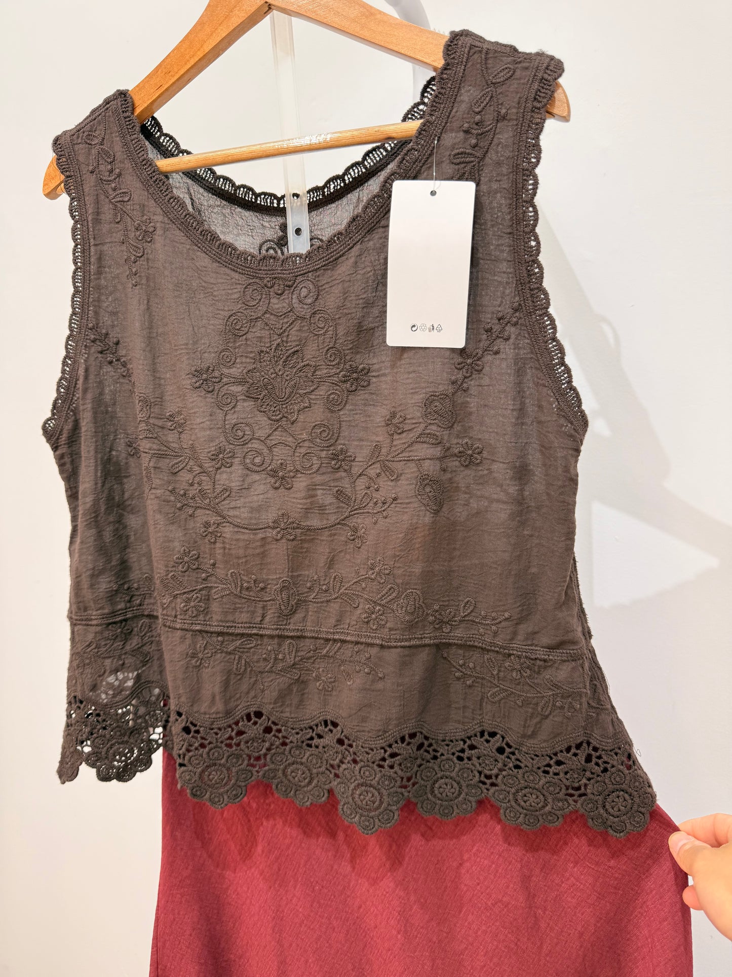 Blusa sin mangas con bordados y encaje en el bajo 11