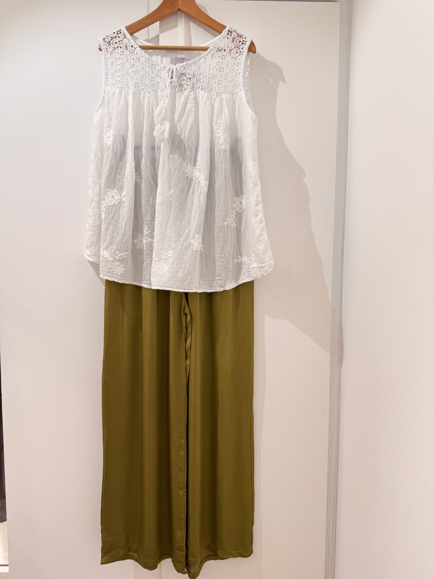 Blusa boho detalles de encaje y bordados floreados 18665