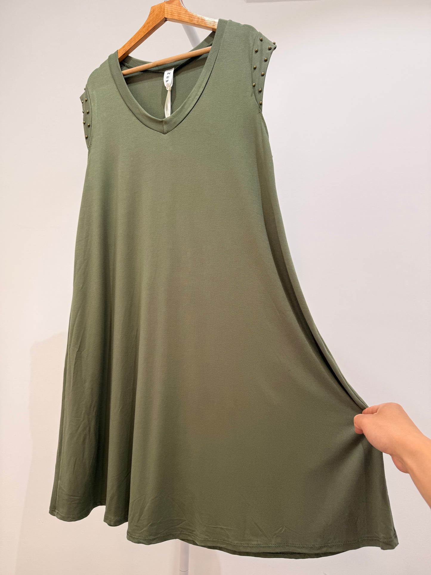 Vestido Corto Evasé con Tachuelas
