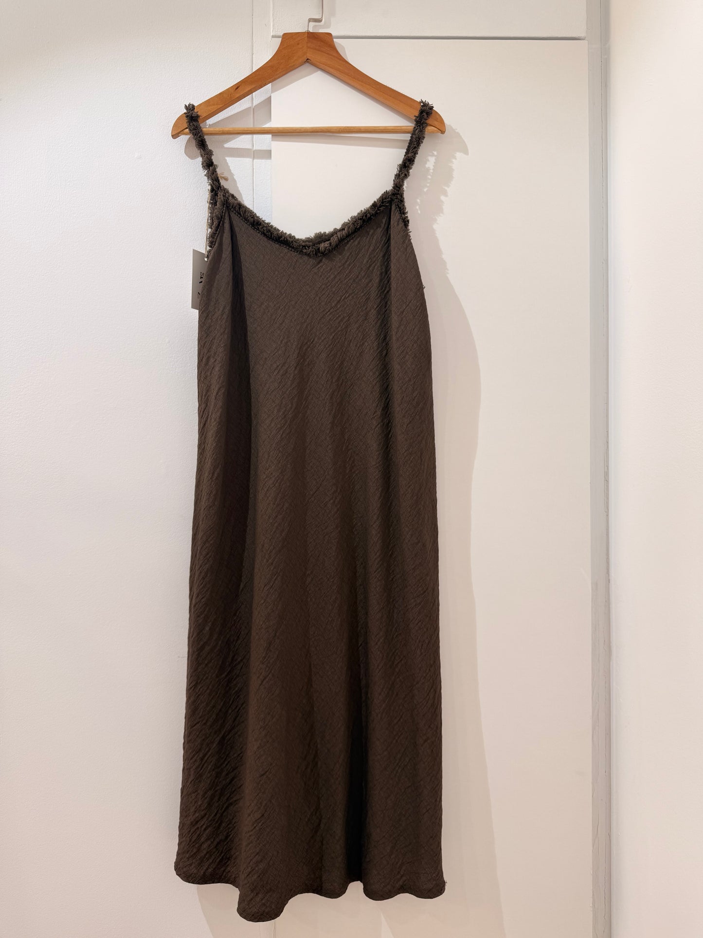 Vestido midi con detalle desflecado 37612