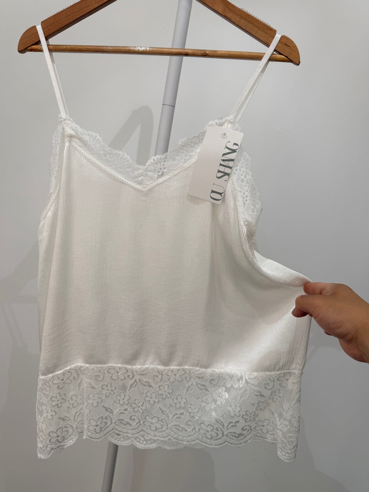 Top satinado lencero con detalles de encaje 80041