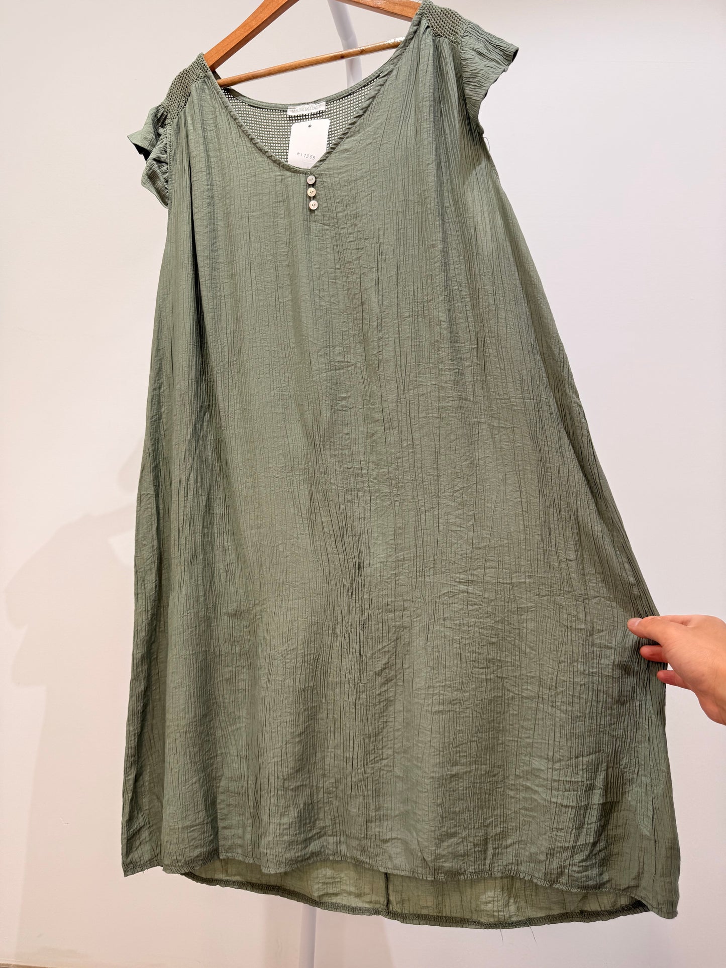 Vestido Midi con Escote en V y Detalle Calado en Espalda