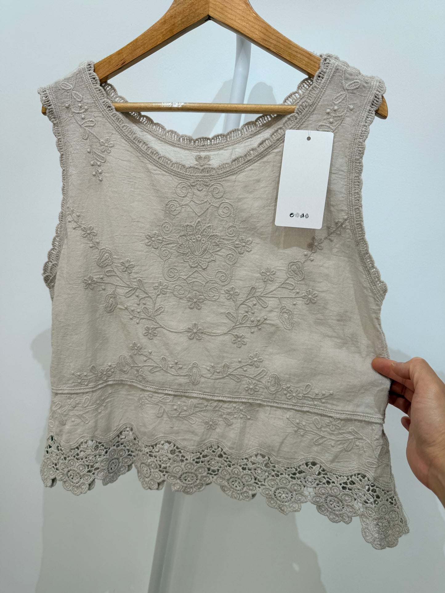 Blusa sin mangas con bordados y encaje en el bajo 11