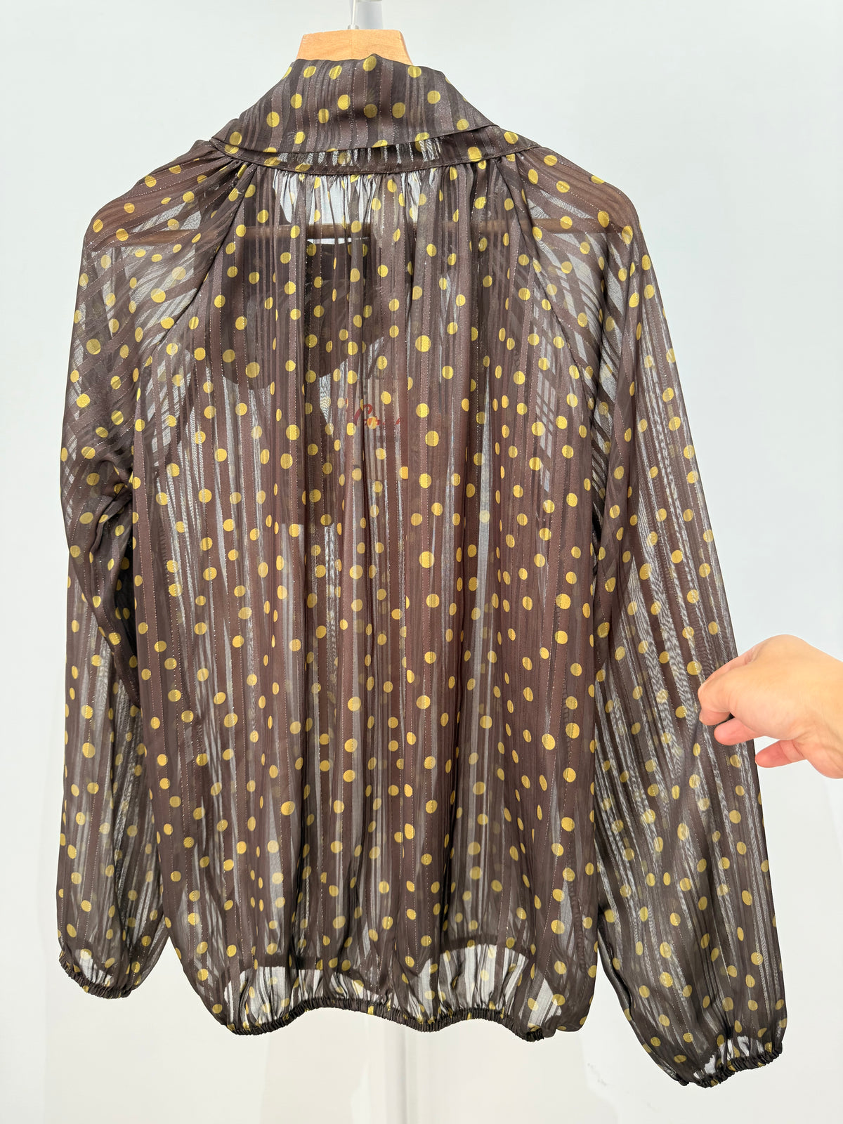 Blusa de gasa con lazada al cuello y estampado de lunares 1785