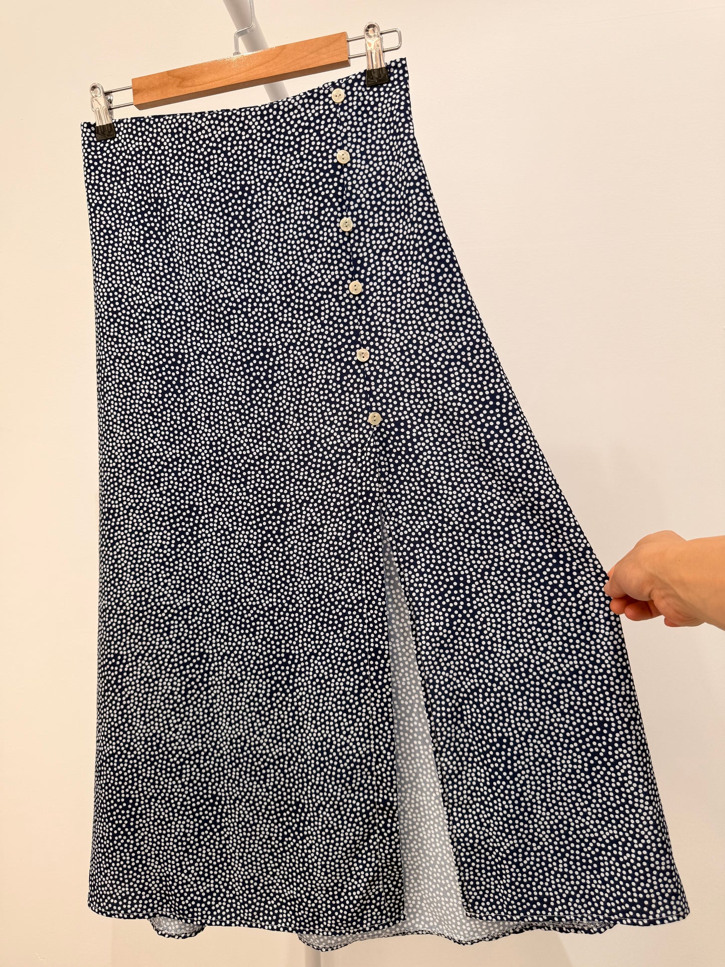 Falda midi lunares con abertura