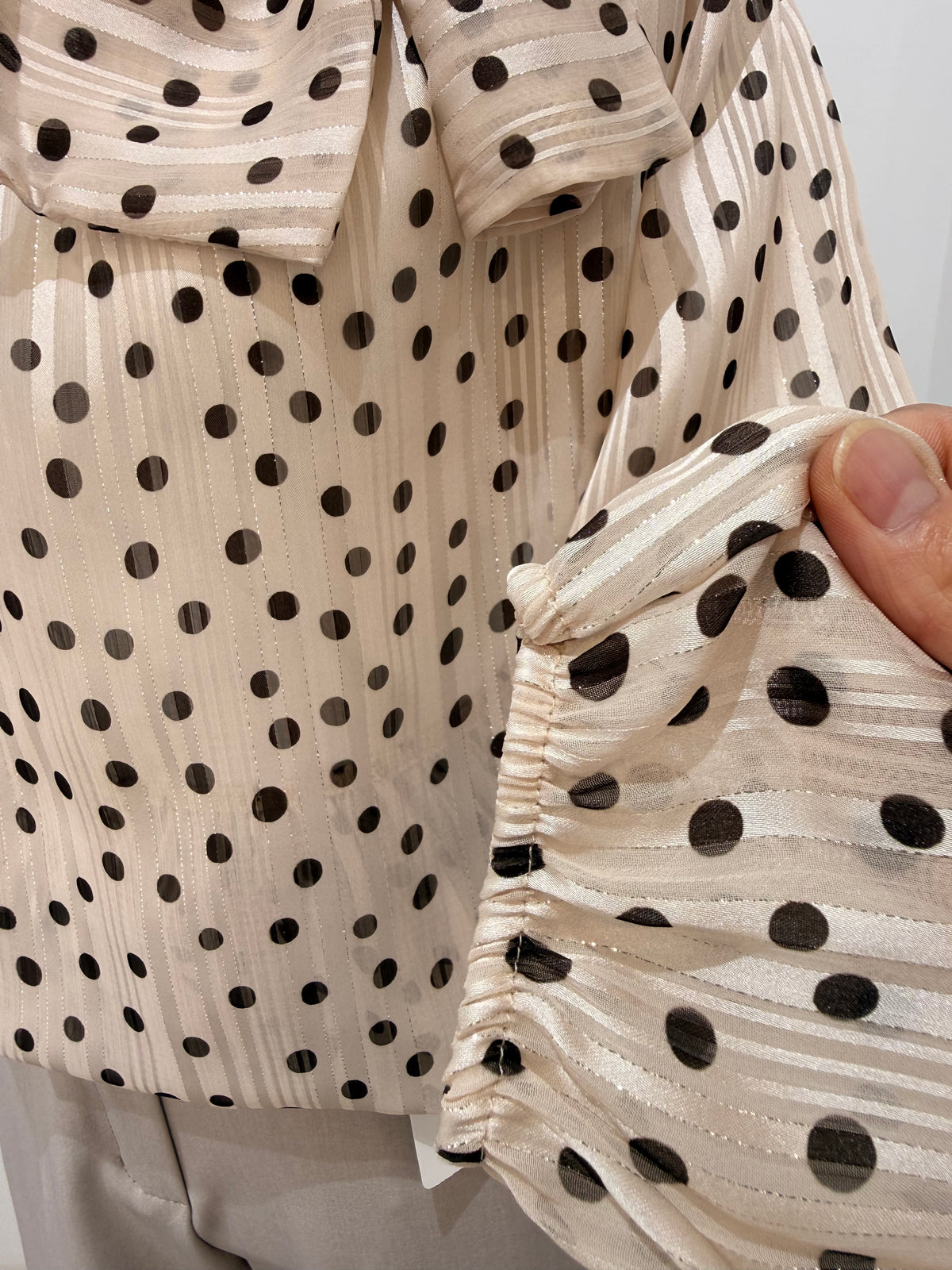 Blusa de gasa con lazada al cuello y estampado de lunares 1785