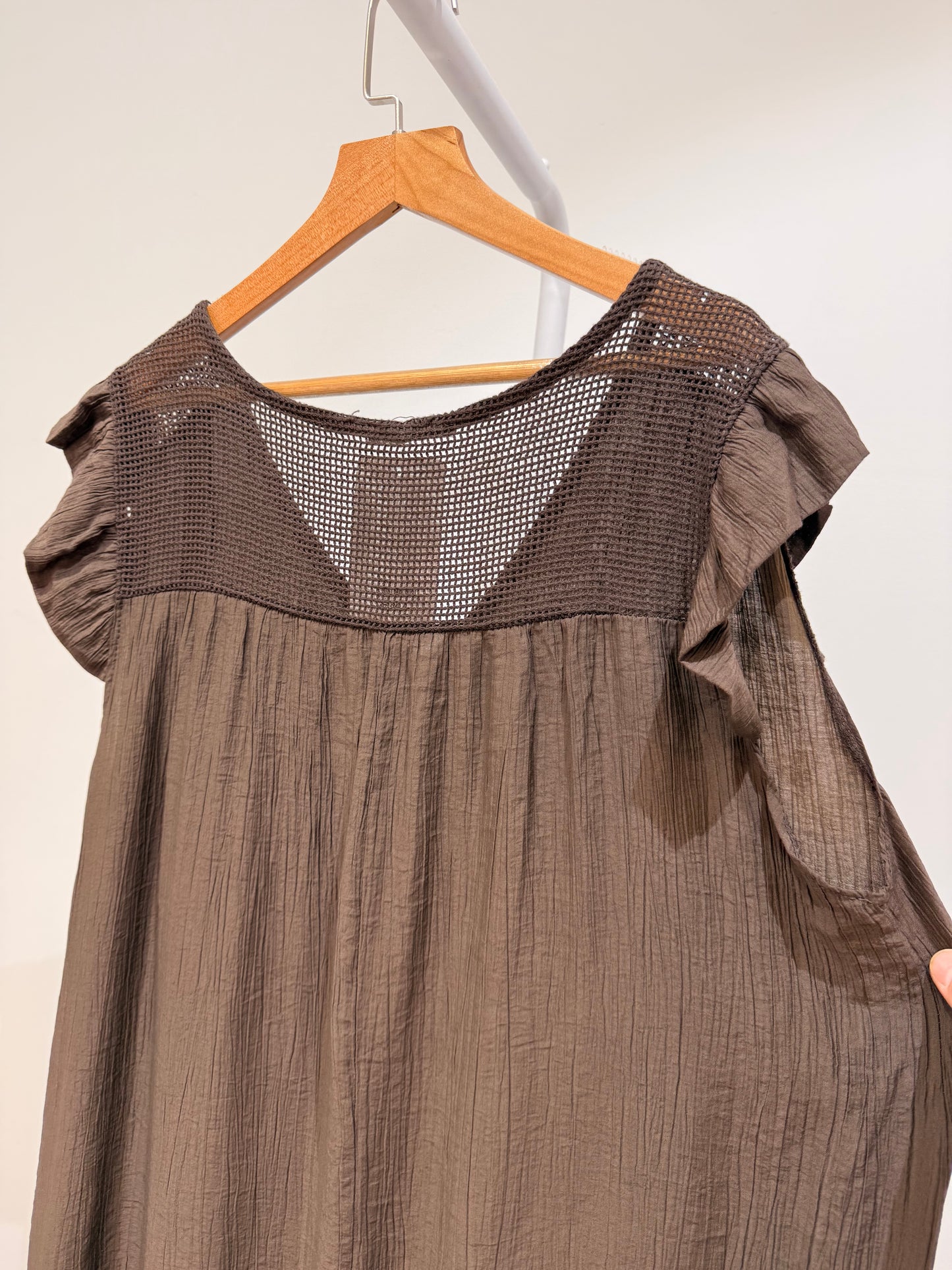 Vestido Midi con Escote en V y Detalle Calado en Espalda