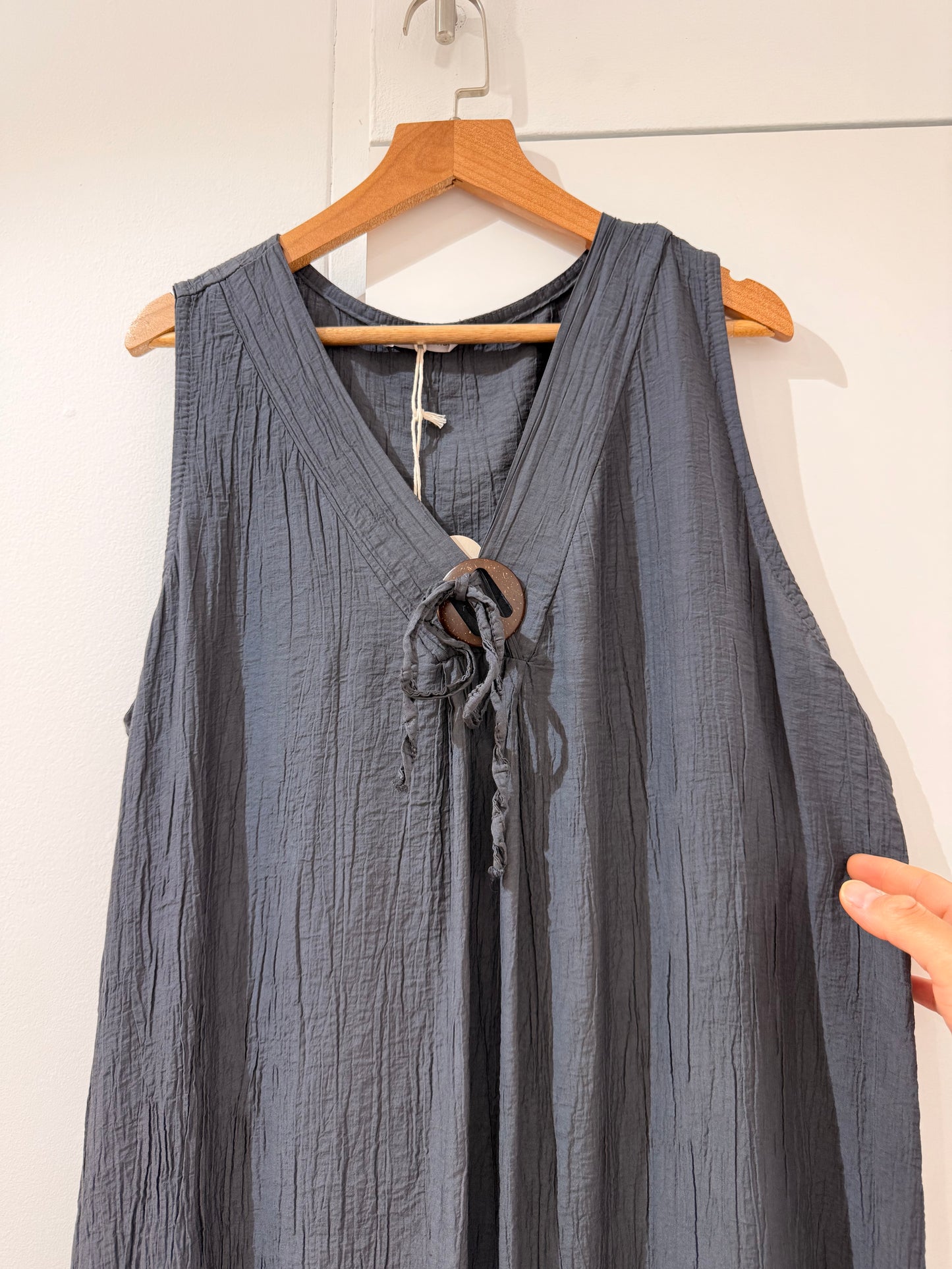 Vestido corto sin mangas con cuello en V 26366