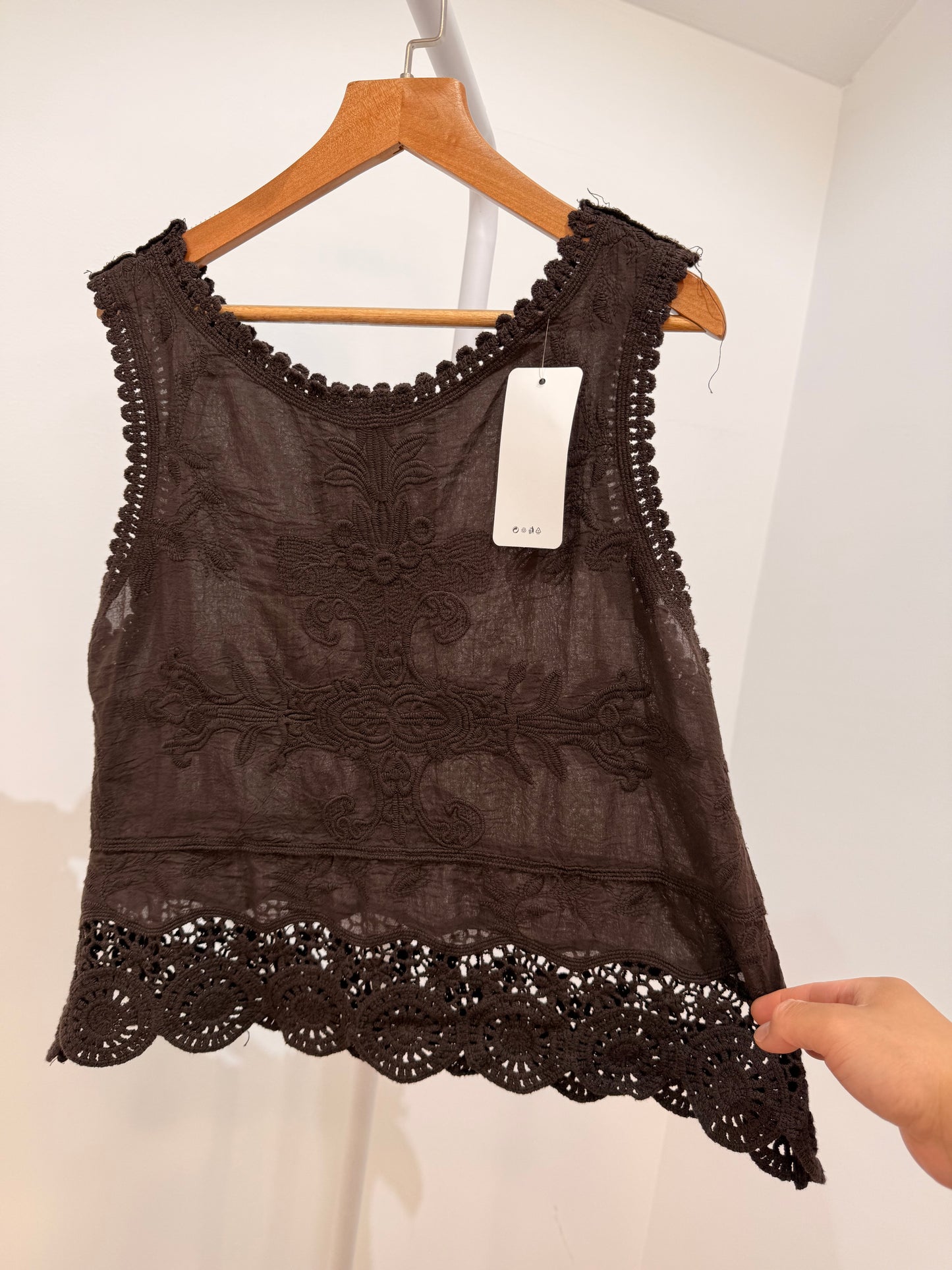 Blusa bordado sin mangas con detalles de encaje y crochet