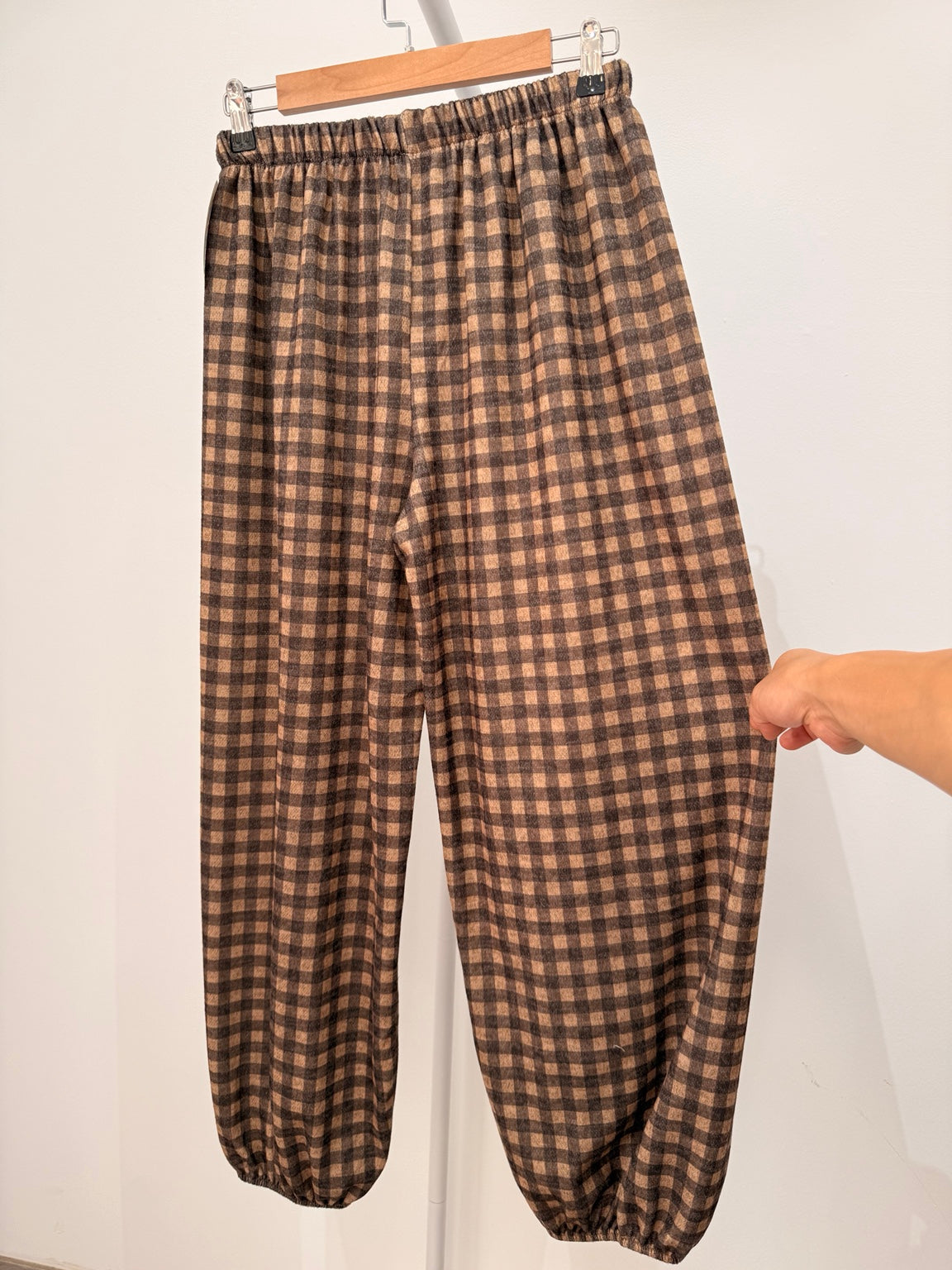 Pantalón Jogger Vichy Otoño marrón trasera