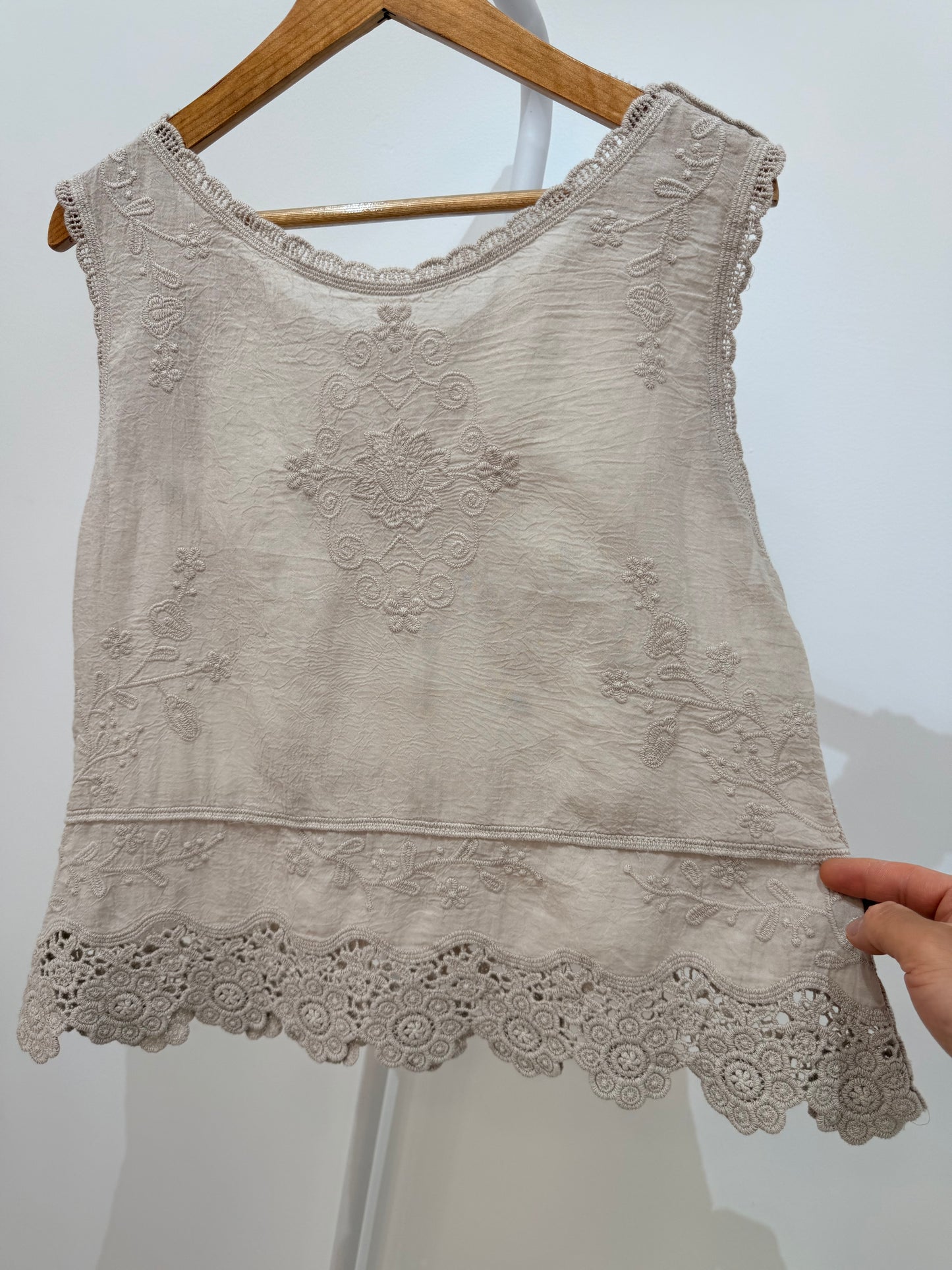 Blusa sin mangas con bordados y encaje en el bajo 11