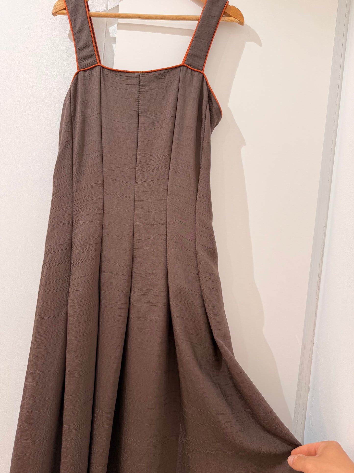 Vestido largo de tirantes con espalda elástica 50821