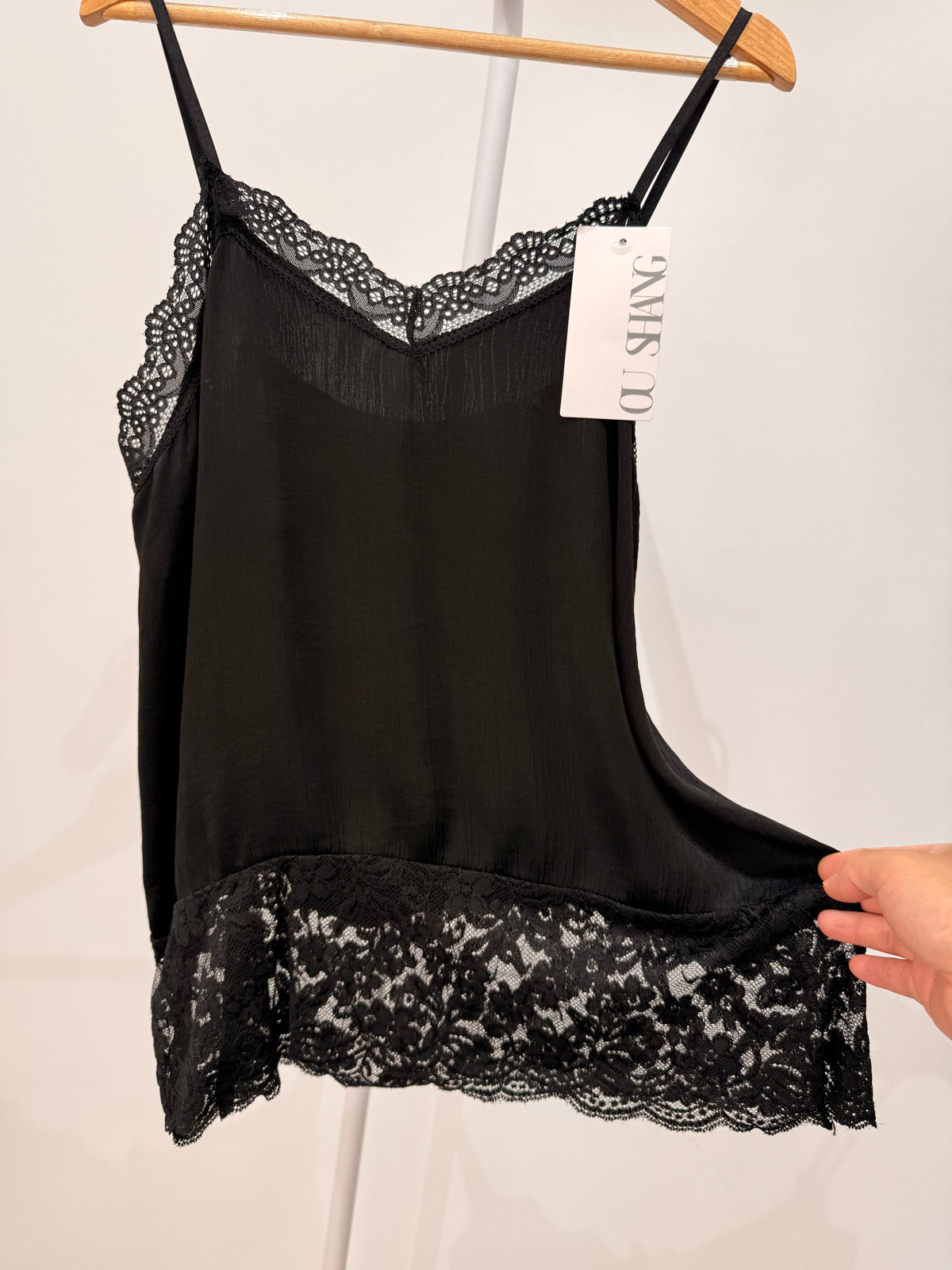Top satinado lencero con detalles de encaje 80041