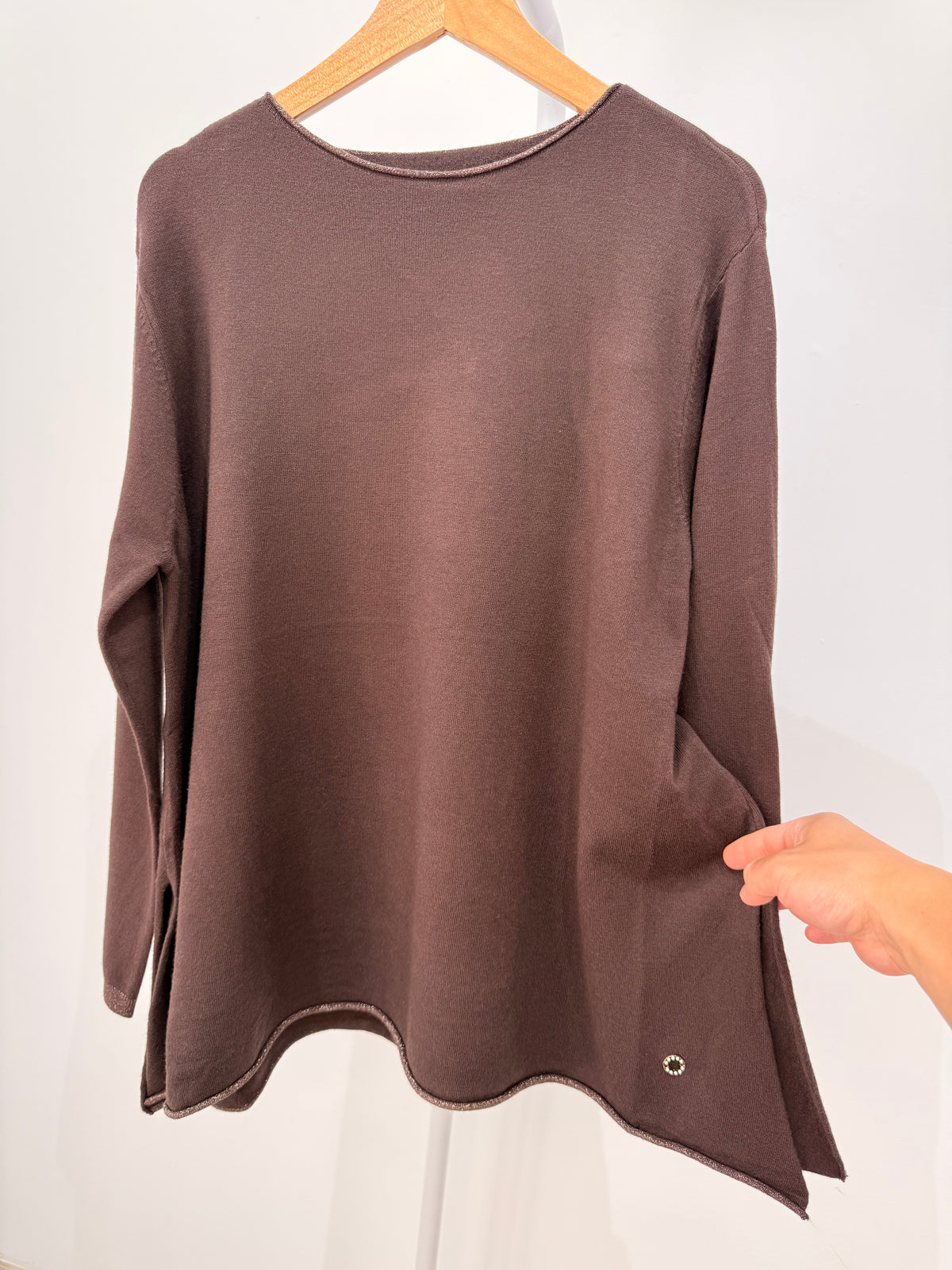 Jersey de punto fino con aberturas laterales y remates de brillo 84473