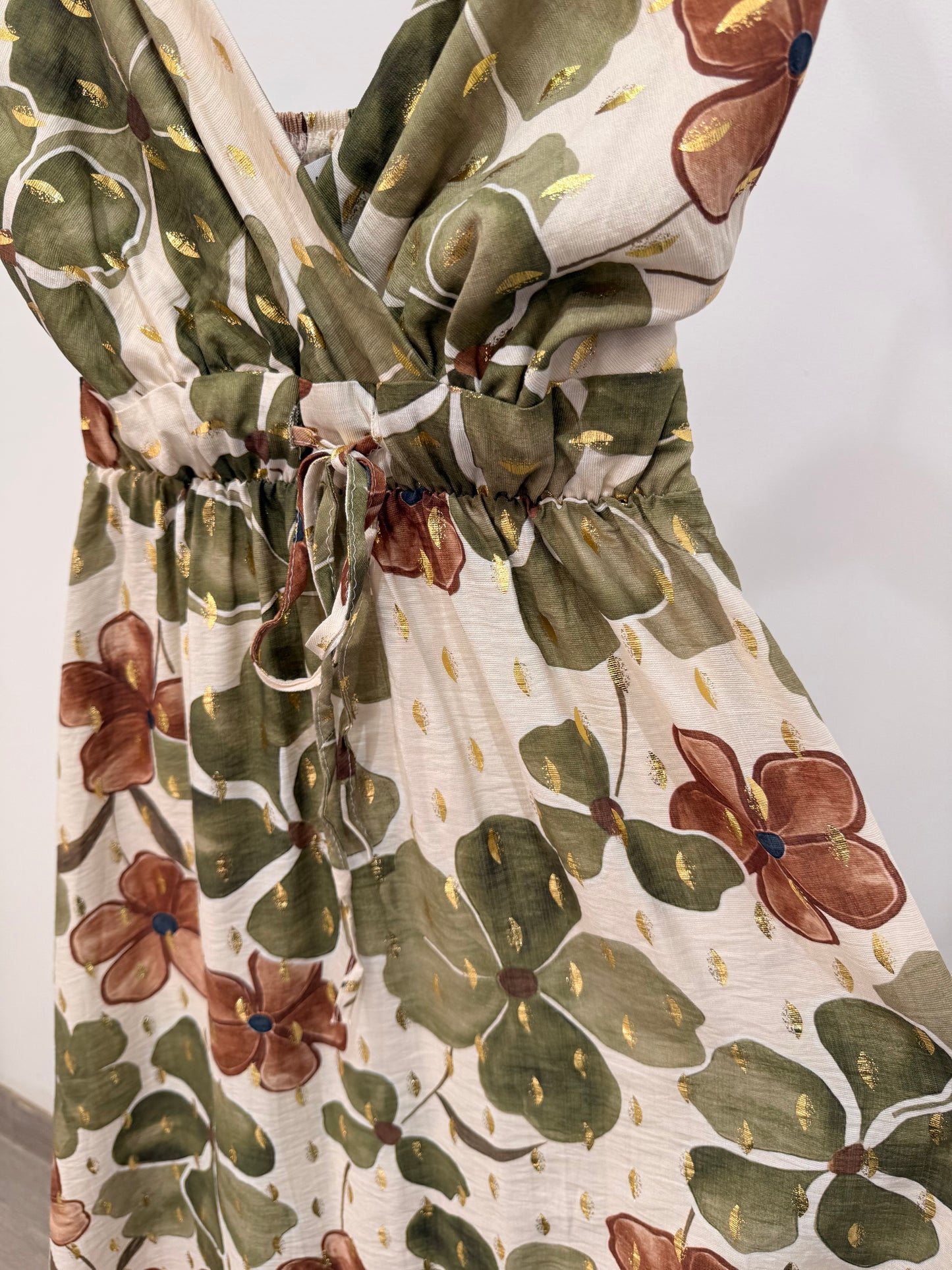 Vestido Maxi Floral Verde con Detalles Dorados