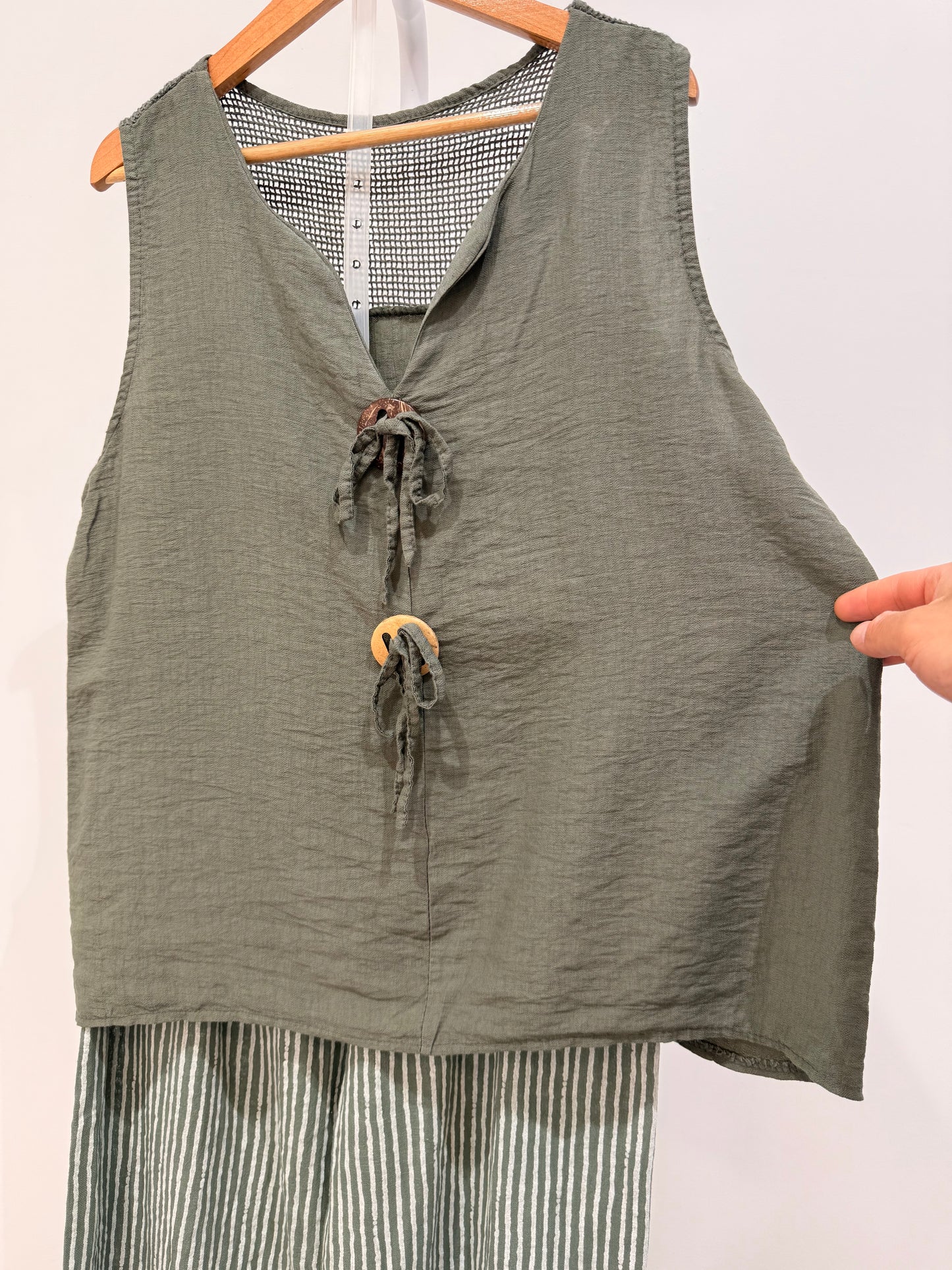 Blusa con Botones de Madera y Espalda Calada