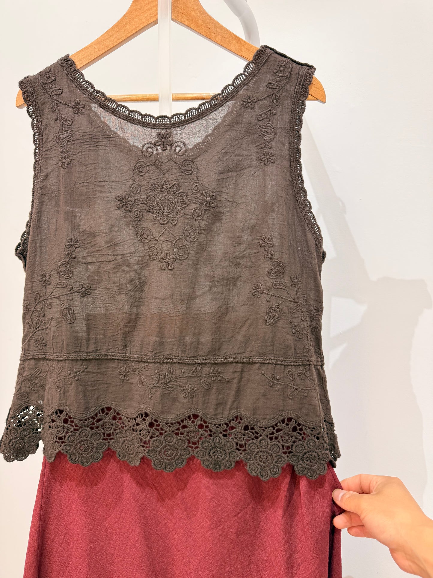 Blusa sin mangas con bordados y encaje en el bajo 11