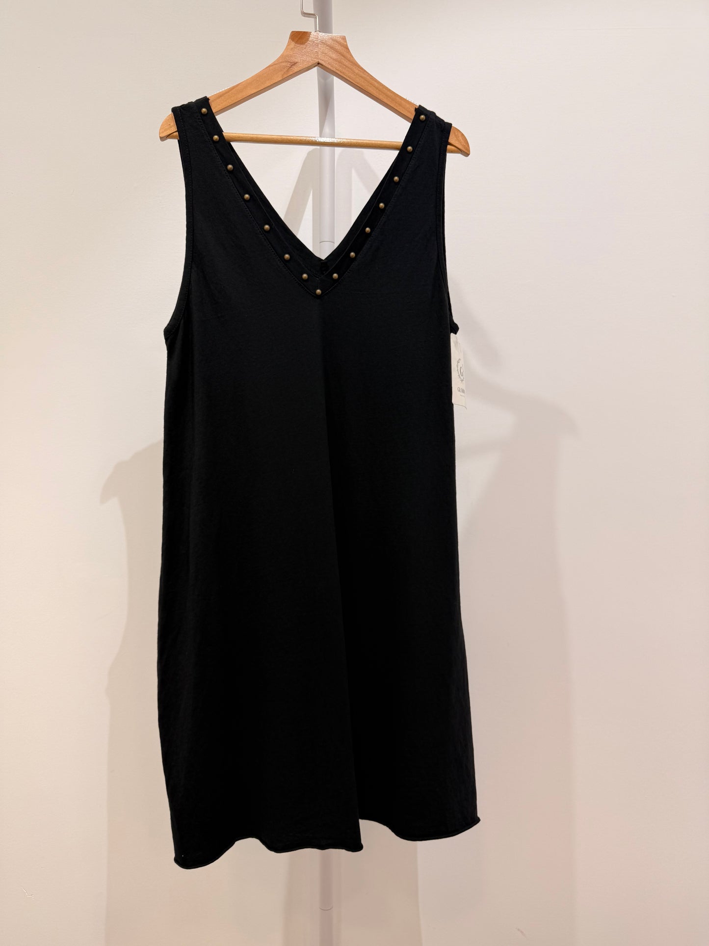 Vestido corto de tirantes con detalles de tachuelas