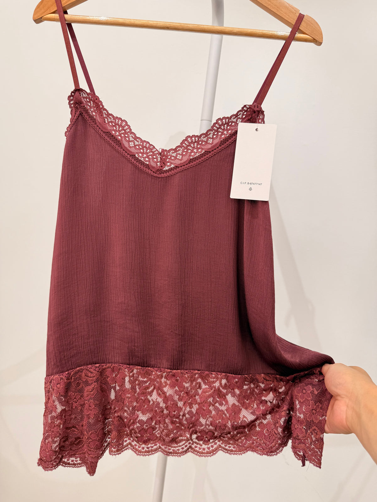 Top satinado lencero con detalles de encaje 80041