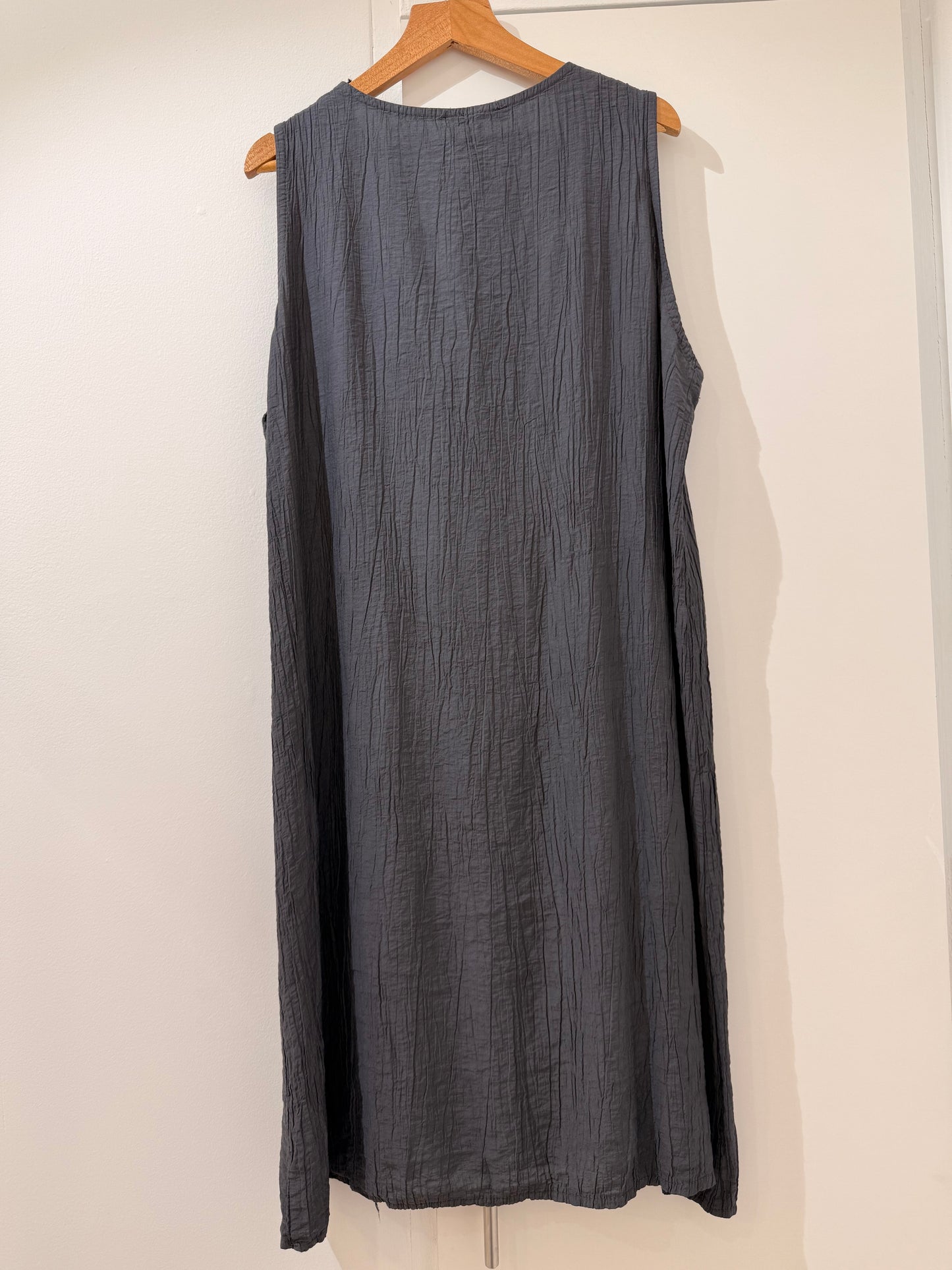 Vestido corto sin mangas con cuello en V 26366