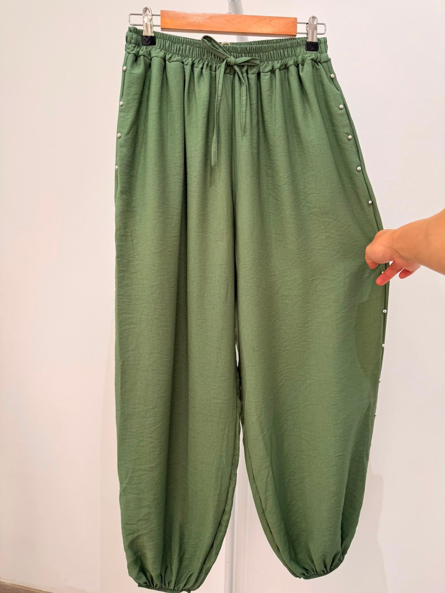 Pantalón bombacho con Tachuelas