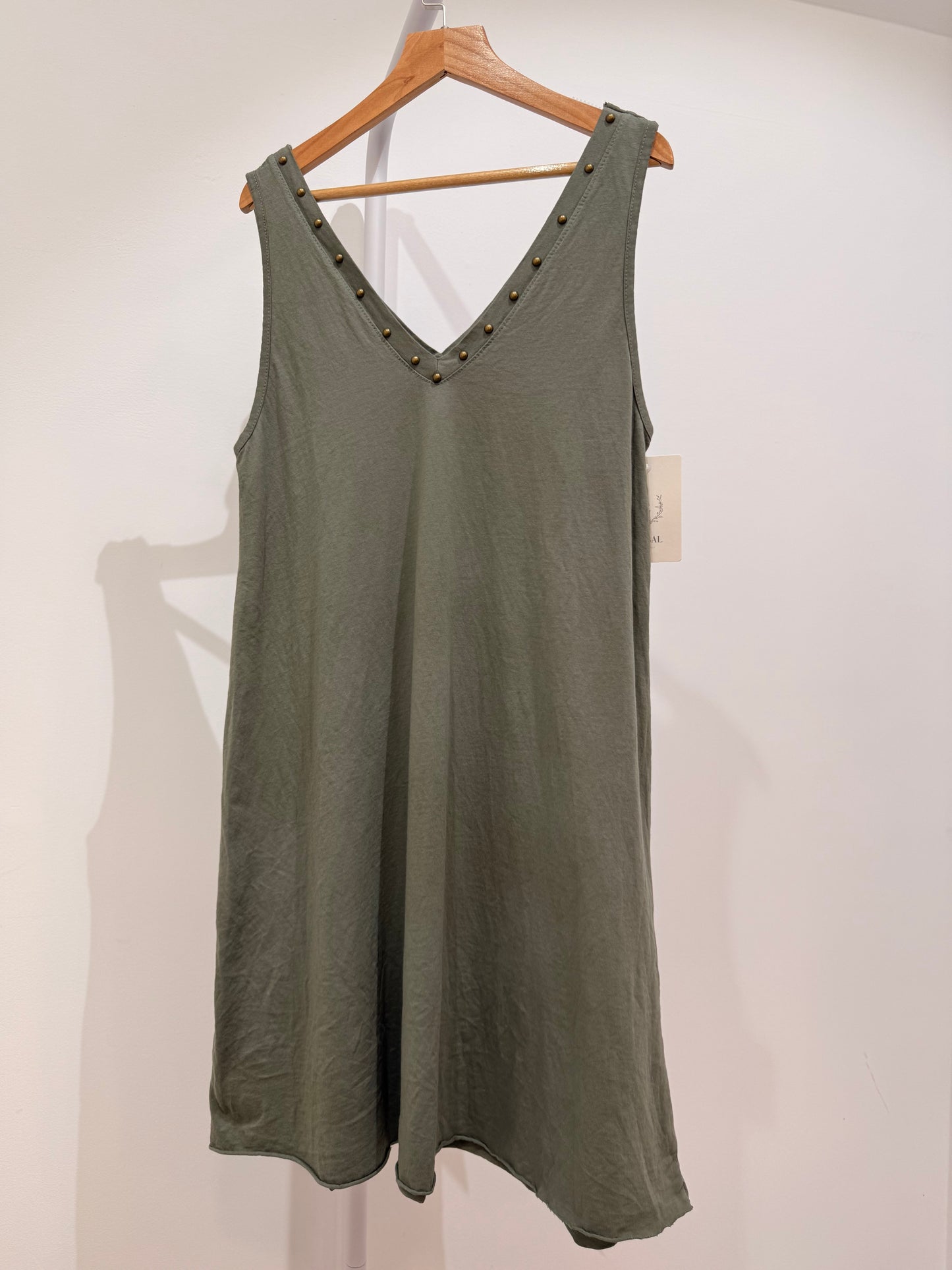 Vestido corto de tirantes con detalles de tachuelas