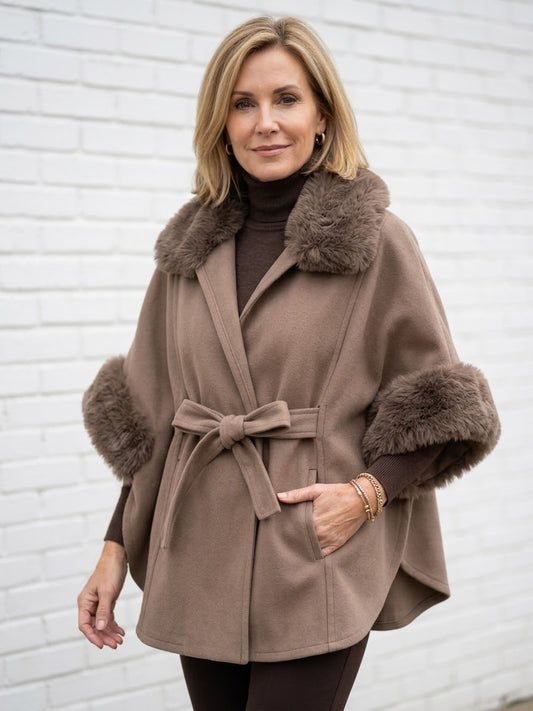 Poncho con cuello y puños de pelo sintético 6072
