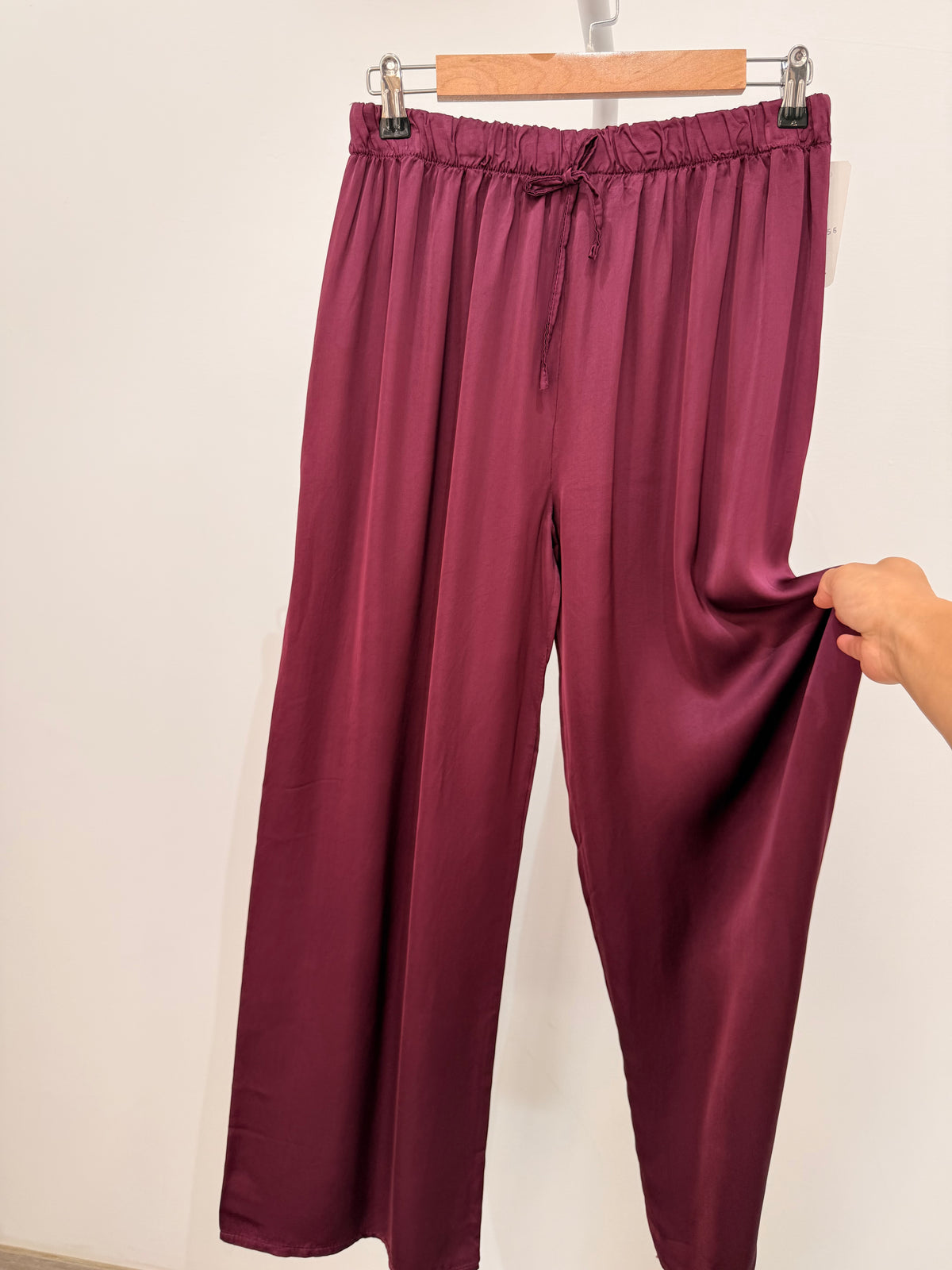Pantalón satinado pernera ancha con cintura elástica 13856