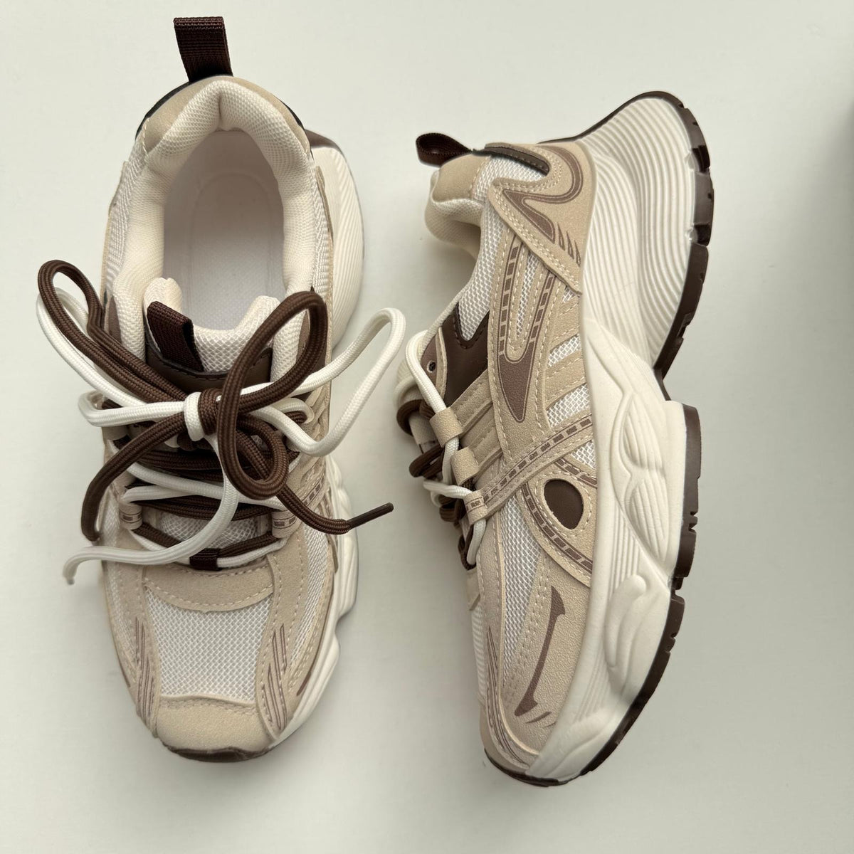 Zapatilla deportiva estilo "Chunky" en tonos beige y marrón 003