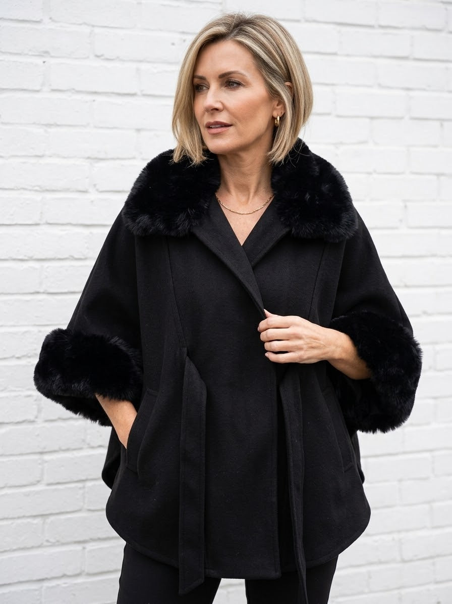 Poncho con cuello y puños de pelo sintético 6072