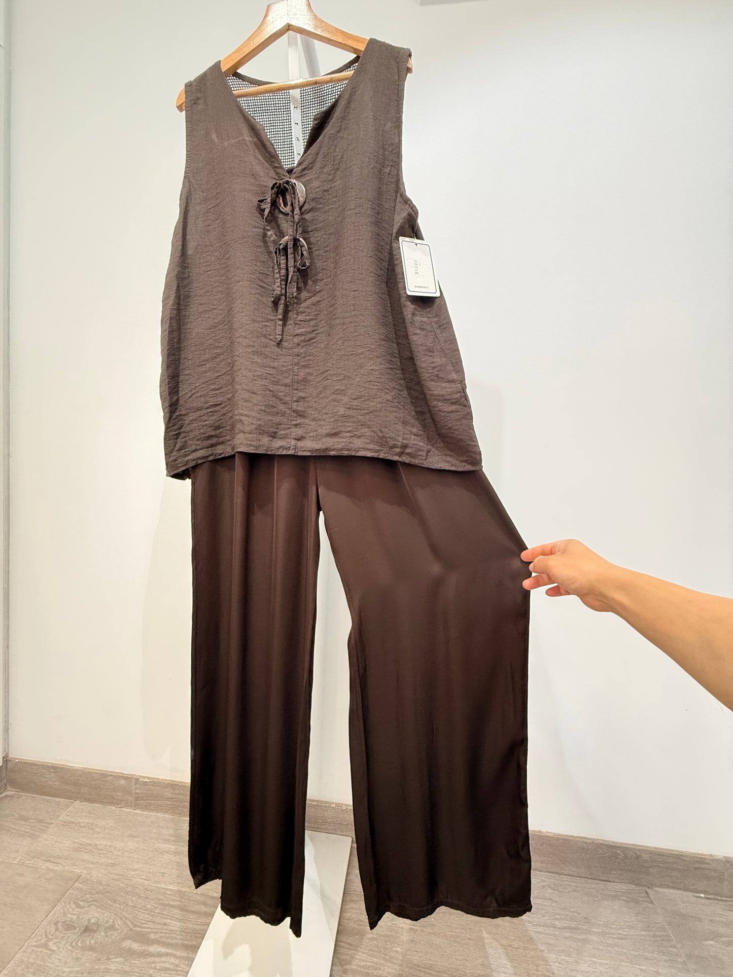 Blusa con Botones de Madera y Espalda Calada