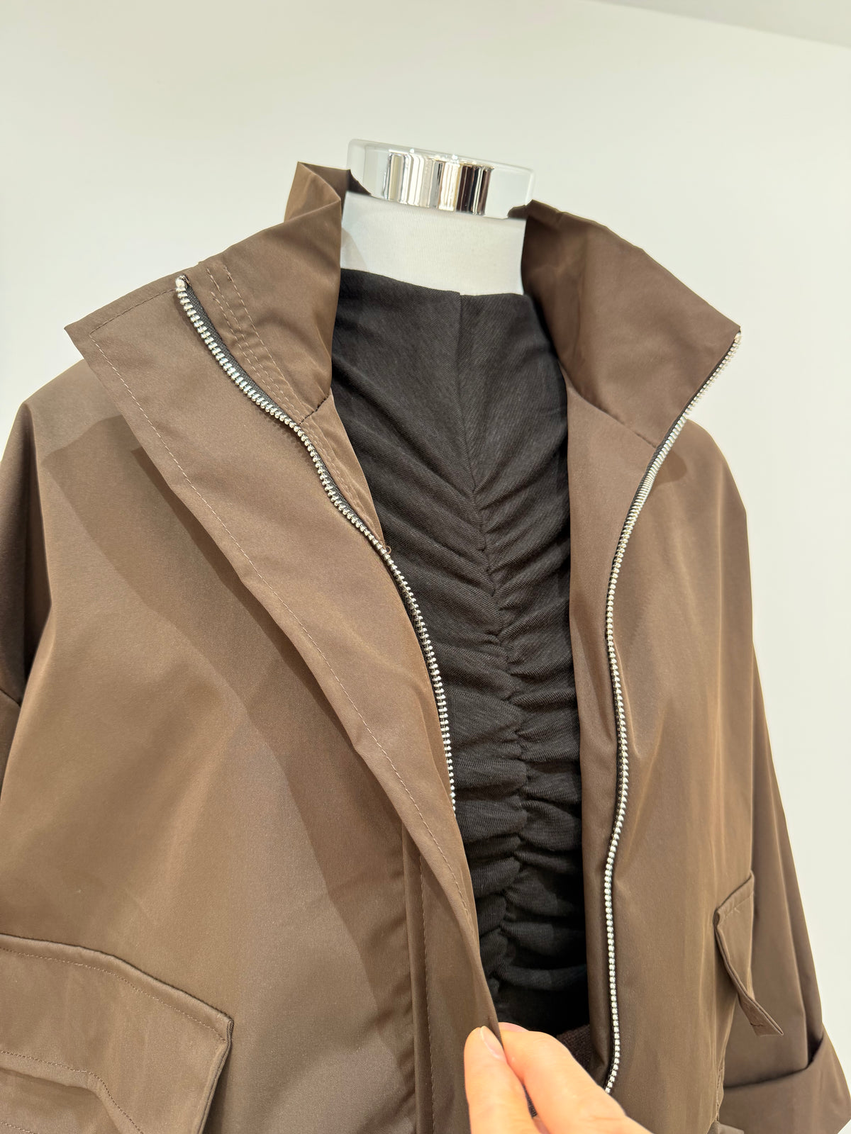 Chaqueta estilo parka ligera con cremallera y cordón regulable 17153