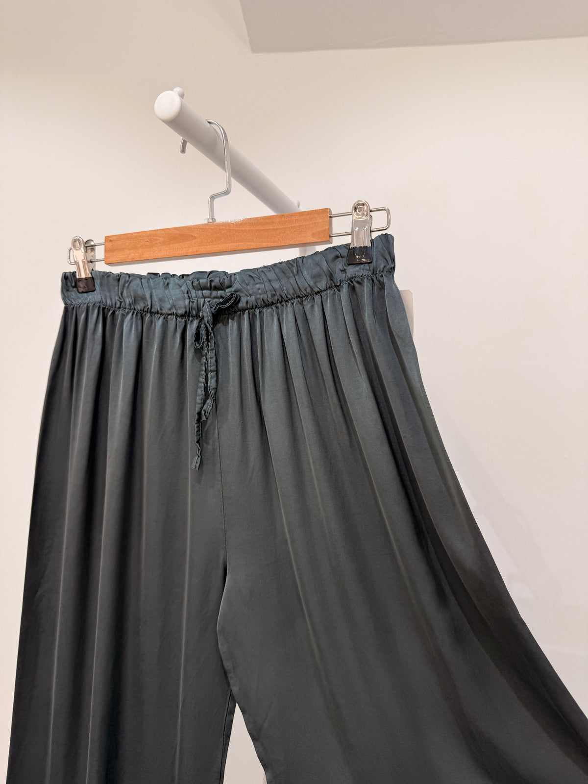 Pantalón satinado pernera ancha con cintura elástica 13856