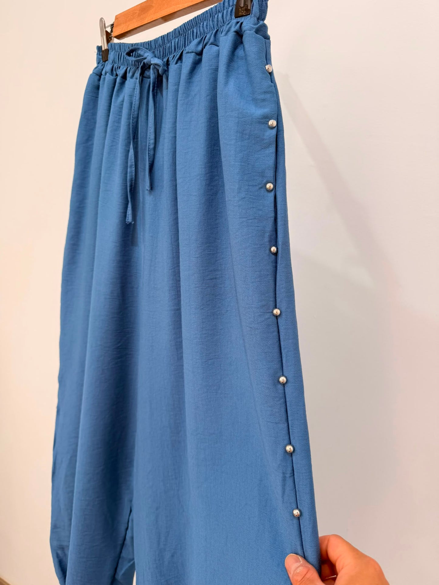 Pantalón bombacho con Tachuelas