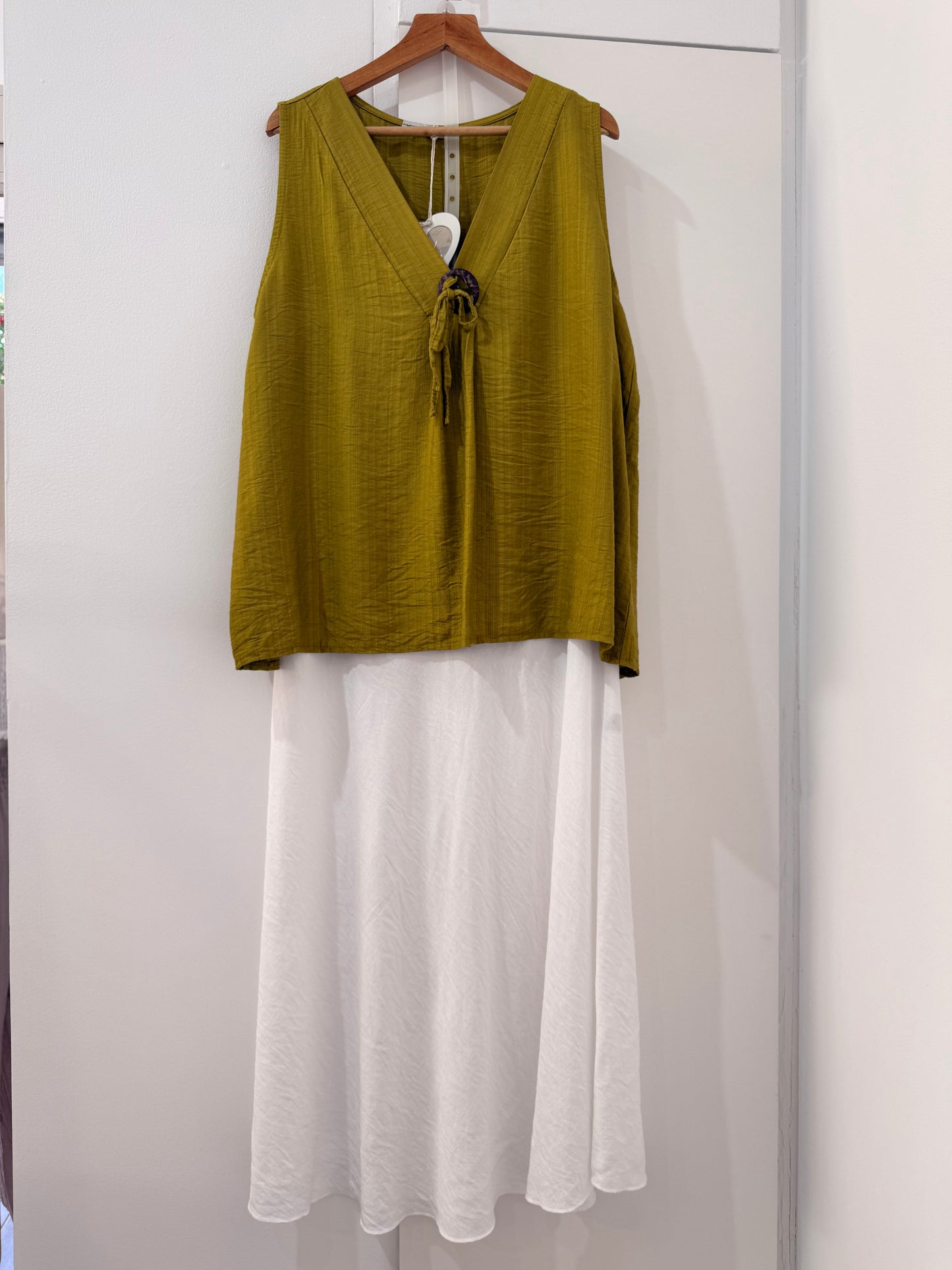 Blusa de Tirantes Anchos con Escote en V 26365