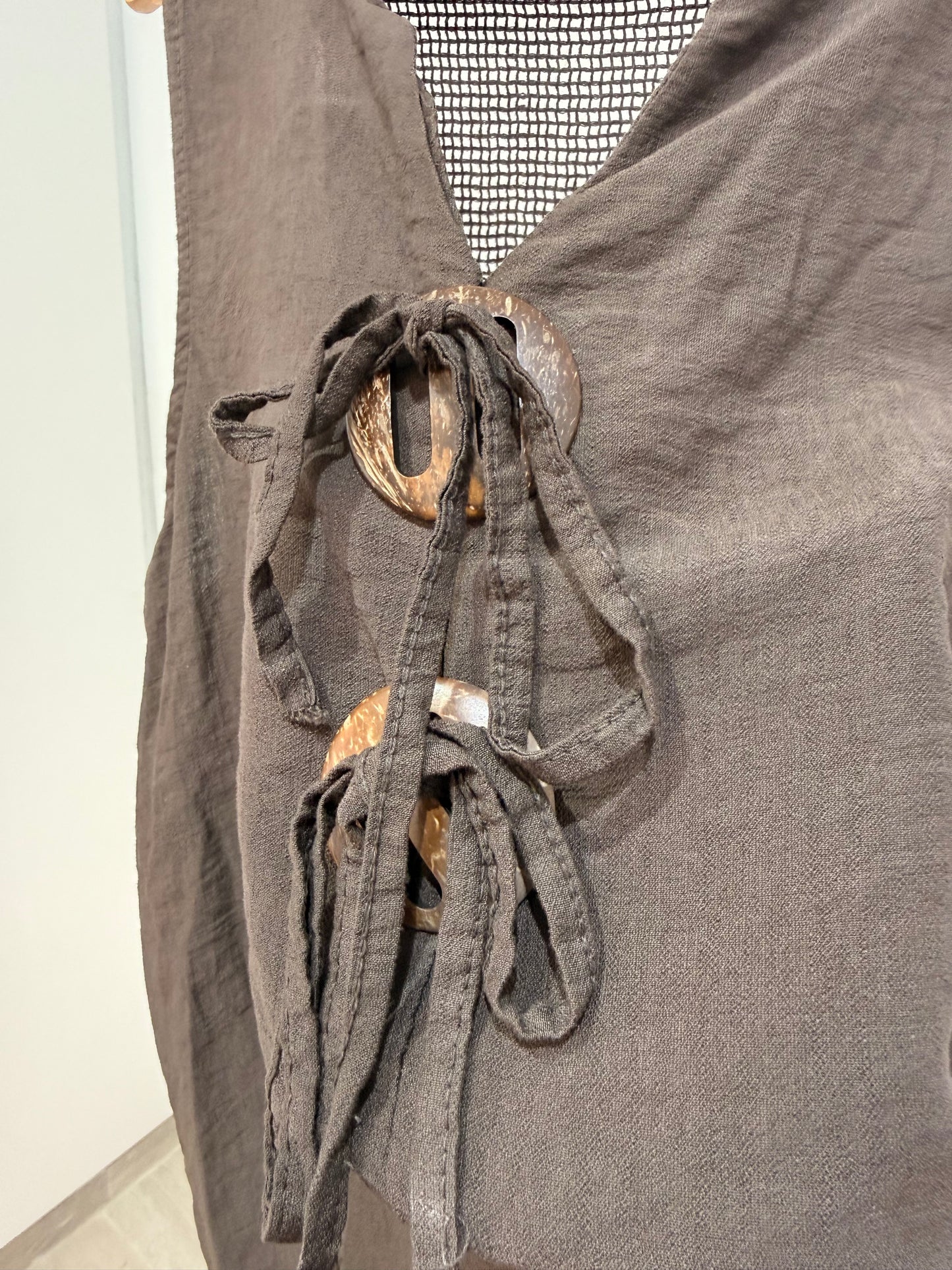 Blusa con Botones de Madera y Espalda Calada