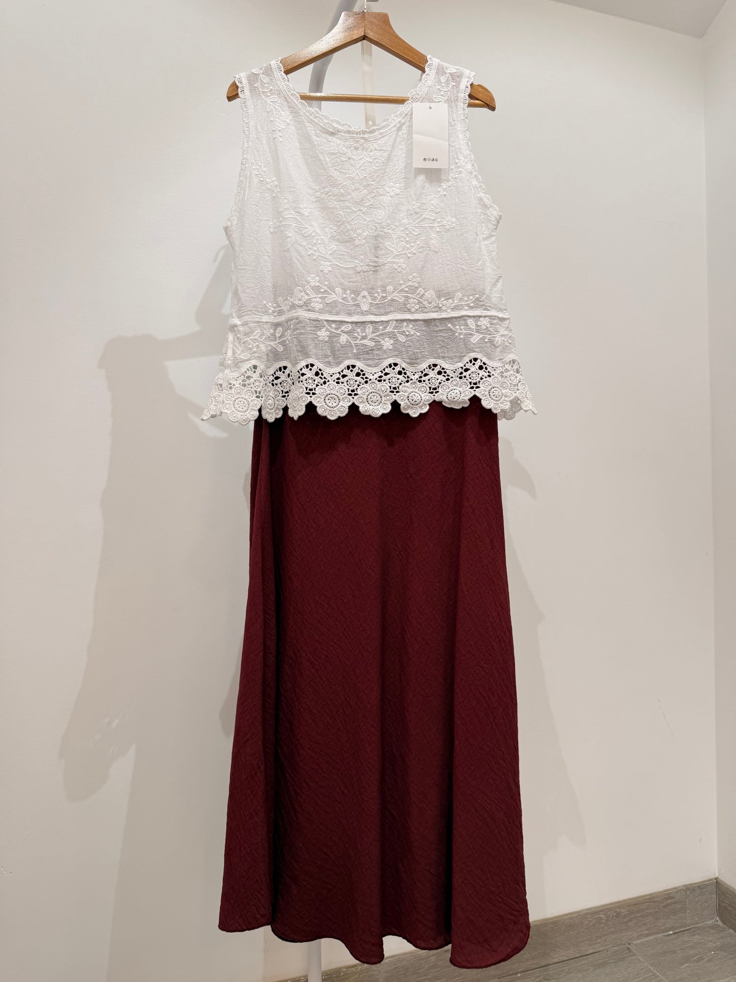 Blusa sin mangas con bordados y encaje en el bajo 11