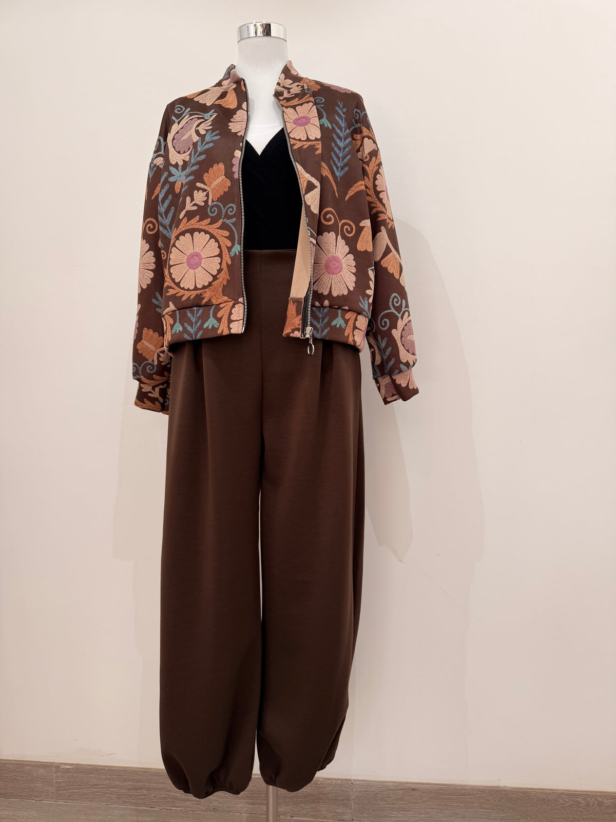Pantalón abombado de talle alto con pinzas 2014