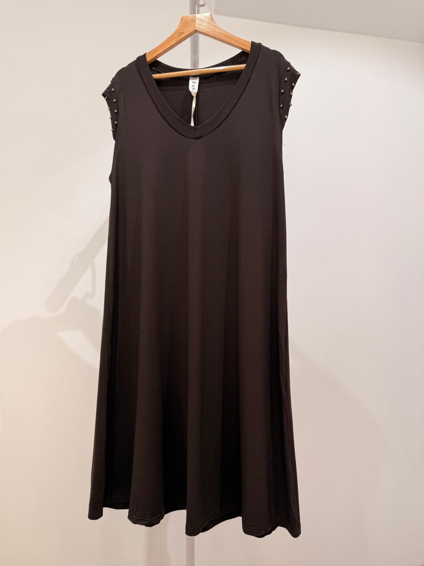 Vestido Corto Evasé con Tachuelas