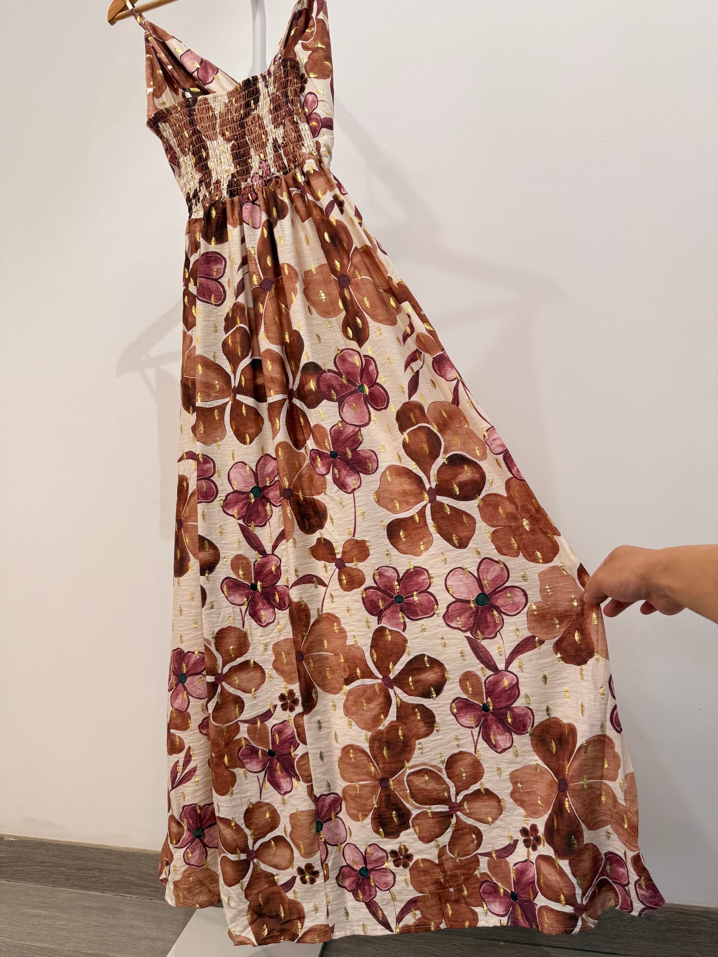 Vestido Maxi Floral Marrón con Detalles Dorados