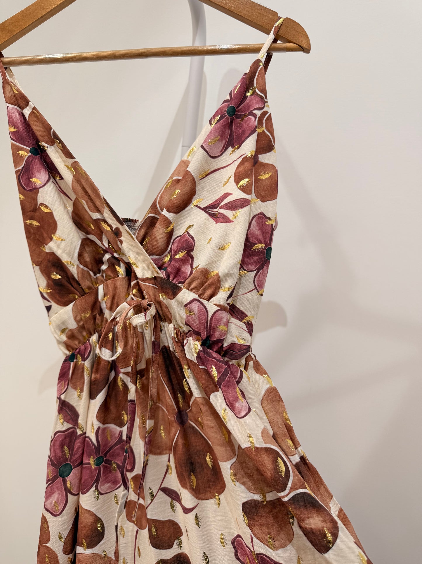 Vestido Maxi Floral Marrón con Detalles Dorados