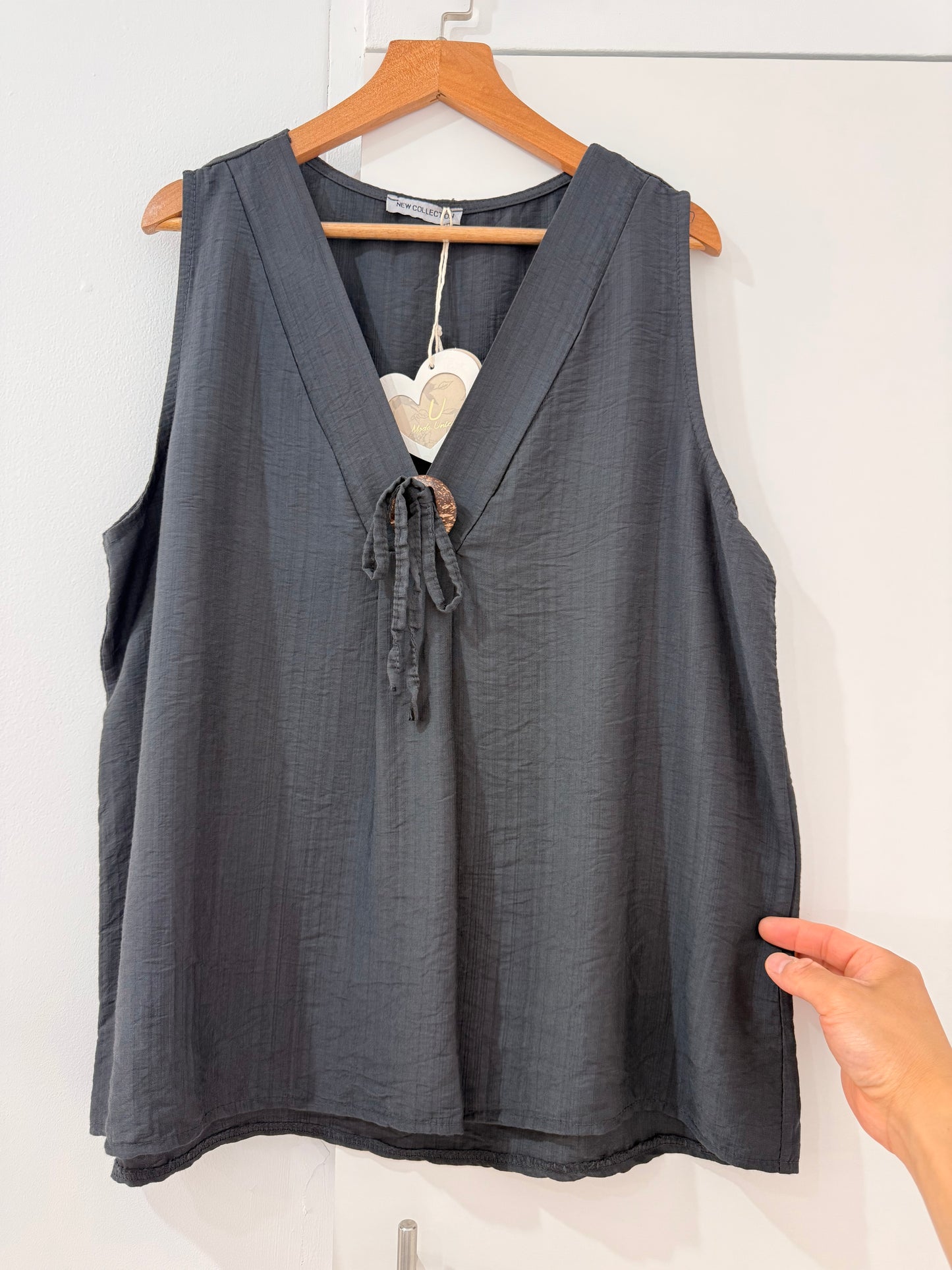 Blusa de Tirantes Anchos con Escote en V 26365