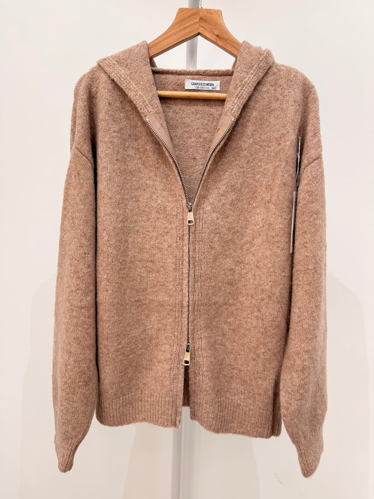 Chaqueta de punto con capucha y cremallera 022