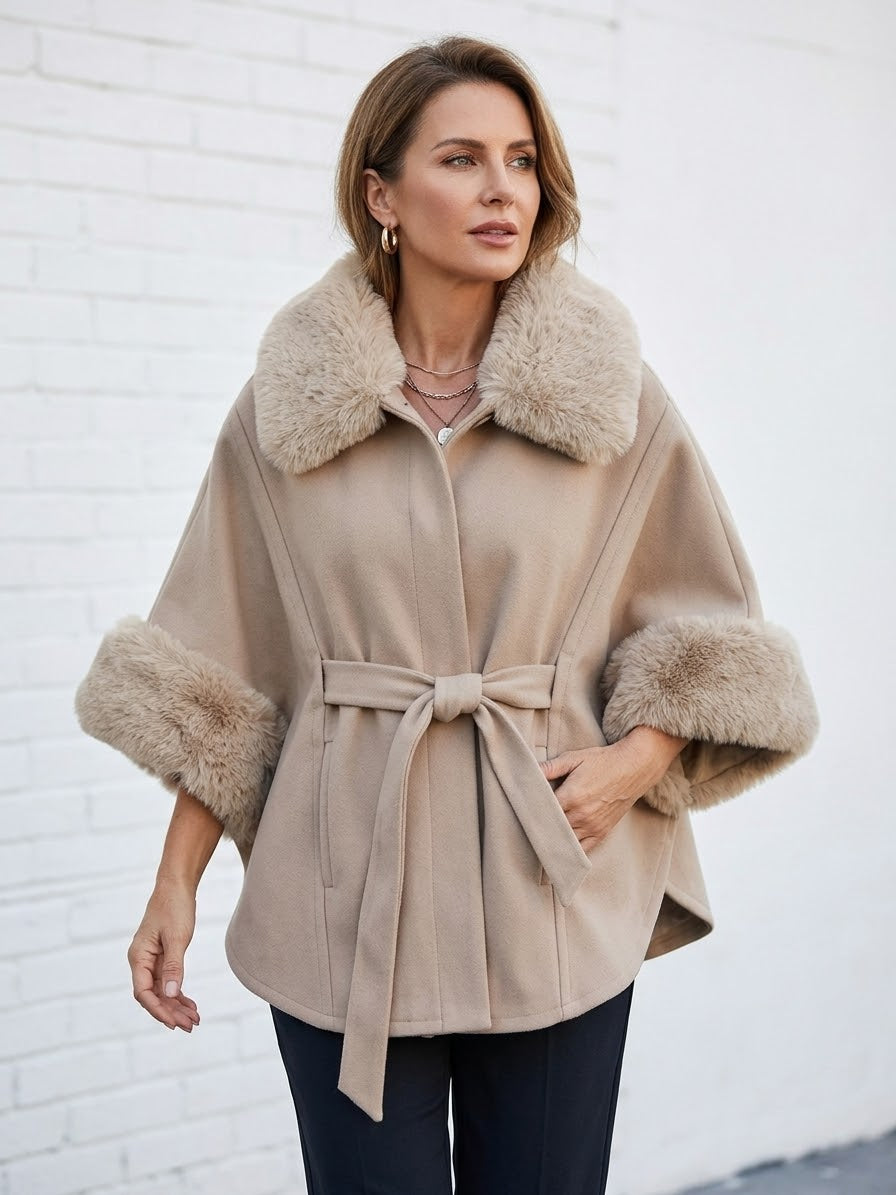 Poncho con cuello y puños de pelo sintético 6072