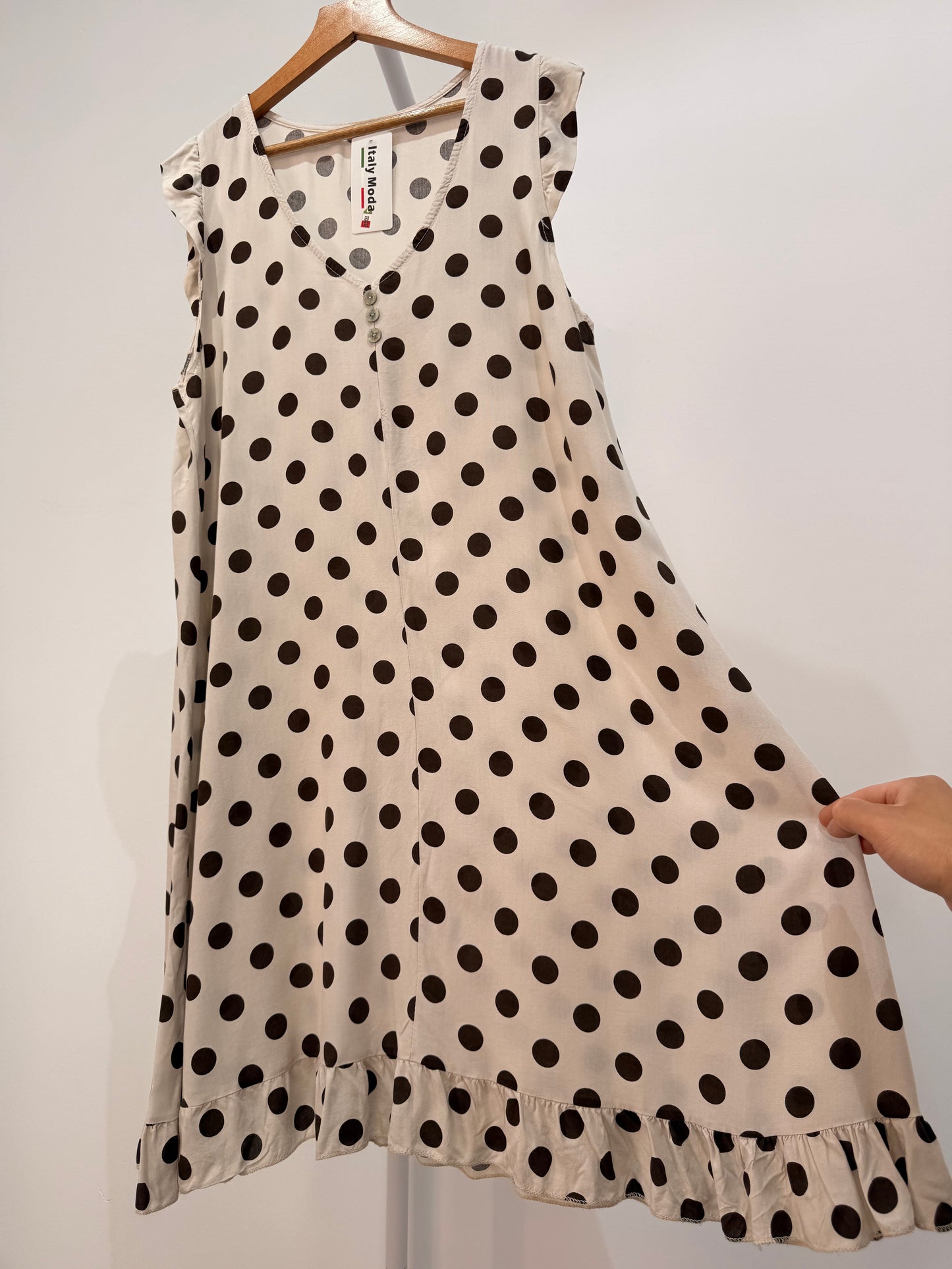 Vestido corto de lunares con volantes